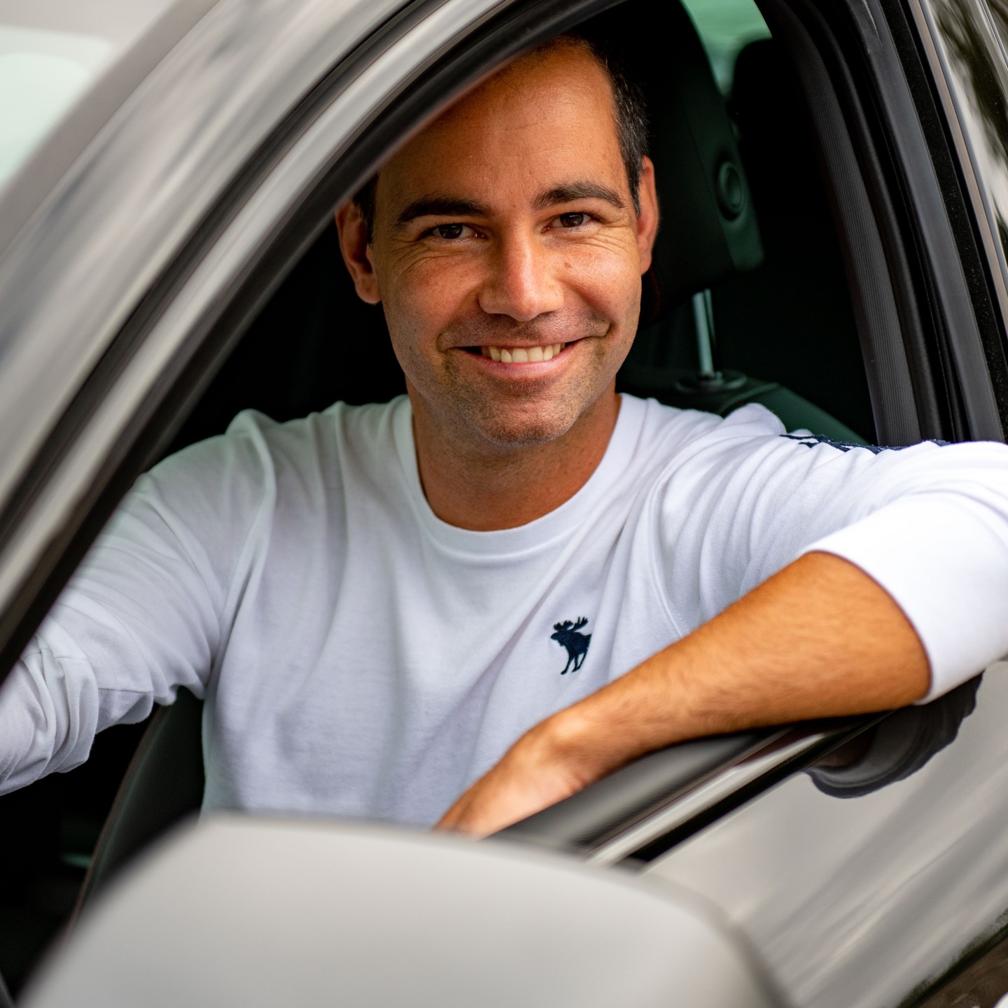 📸 Fotografie, lange Zeit war sie in meinen vergangenen Anstellungen sehr präsent, so präsent, dass es mir mit der Zeit keinen Spass mehr gemacht hatte, da es zu einer Massenabfertigung geworden war.
Ich liebe die Abwechslung und die Verspieltheit.
In den letzten 2 Jahren durfte ich bei meinem 2. Arbeitgeber nebst der erfüllenden Arbeit im Onlineshop, der Kundenbetreuung und Auftragsabwicklung auch viele Jobs im Bereich Fotografie, Gestaltung und Content Kreation übernehmen.
Das Fotografie-🔥durfte in dieser Zeit wieder aufflammen, die Freude an der kreativen Arbeit ist wieder da,
die Freude an der Abwechslung und dem experimentieren auch.
Daher habe ich mich dafür entschlossen, dass ich mein Angebot erweitere und somit meinem ♥️ folge und das mache, was mich glücklich macht.
Neu könnt Ihr mich nebst meiner Arbeit als CHOACH-IN und Wegbegleiterin
auch wieder als FOTOGRAFIN-IN buchen, meine massgeschneiderten Angebote findet Ihr auf meiner Homepage.
www.verapungitore.com
📸 Möchtest du Bilder von dir? Mit deinen Liebsten oder für dein Business? Melde dich bei mir, zusammen finden wir das passende Angebot für dich.
Wenn immer möglich zeige ich euch gerne Ausschnitte aus meiner Arbeit.
Vor ein paar Wochen durfte ich für Jonas von @fahrschule_realdrive Bilder für seinen Werbeauftritt erstellen.
Die Zusammenarbeit mit Jonas und @eyecatcher_by_iannarelli hat mir sehr viel Freude gemacht und ich finde
Seinen Webauftritt richtig gut, es freut mich Jonas auf seinem Weg in seine Selbständigkeit als Fahrlehrer begleiten zu dürfen, als Fotografin und Kollegin.
Für alle, die das 🚘 Autofahren bei einem sympathischen, aufgestellten und einfühlsamen Fahrlehrer erlernen möchten
schaut mal bei Jonas vorbei, er hat tolle Angebote für dich bereit und ist in der 📍Region Baden, Lenzburg, Aarau für dich unterwegs.
Deine Vera