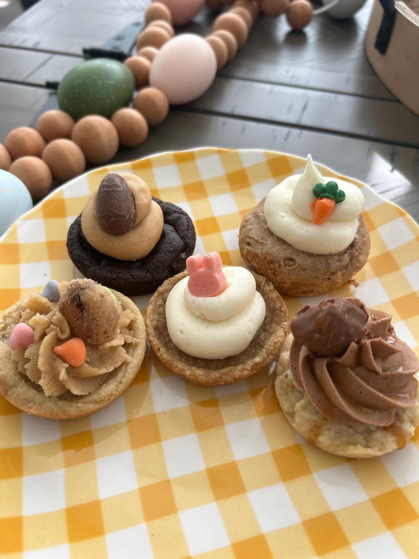 It may not feel like it outside but Spring cookies have officially sprung đşđż
Fresh, colorful and almost too cute to eatđ. These spring cookies are perfect for Easter baskets, spring birthdays, baby showers or just celebrating the warmer days ahead!
Flavors you love like Twix, cheesecake, cookie dough, chocolate peanut butter and carrot cake đĽ.
Limited spring orders available. $10 for a 4-pack and $25 per dozen. Send me a message to reserve yours before they are gone!
#spring #springcookies #springdesserts #springsweets #easter