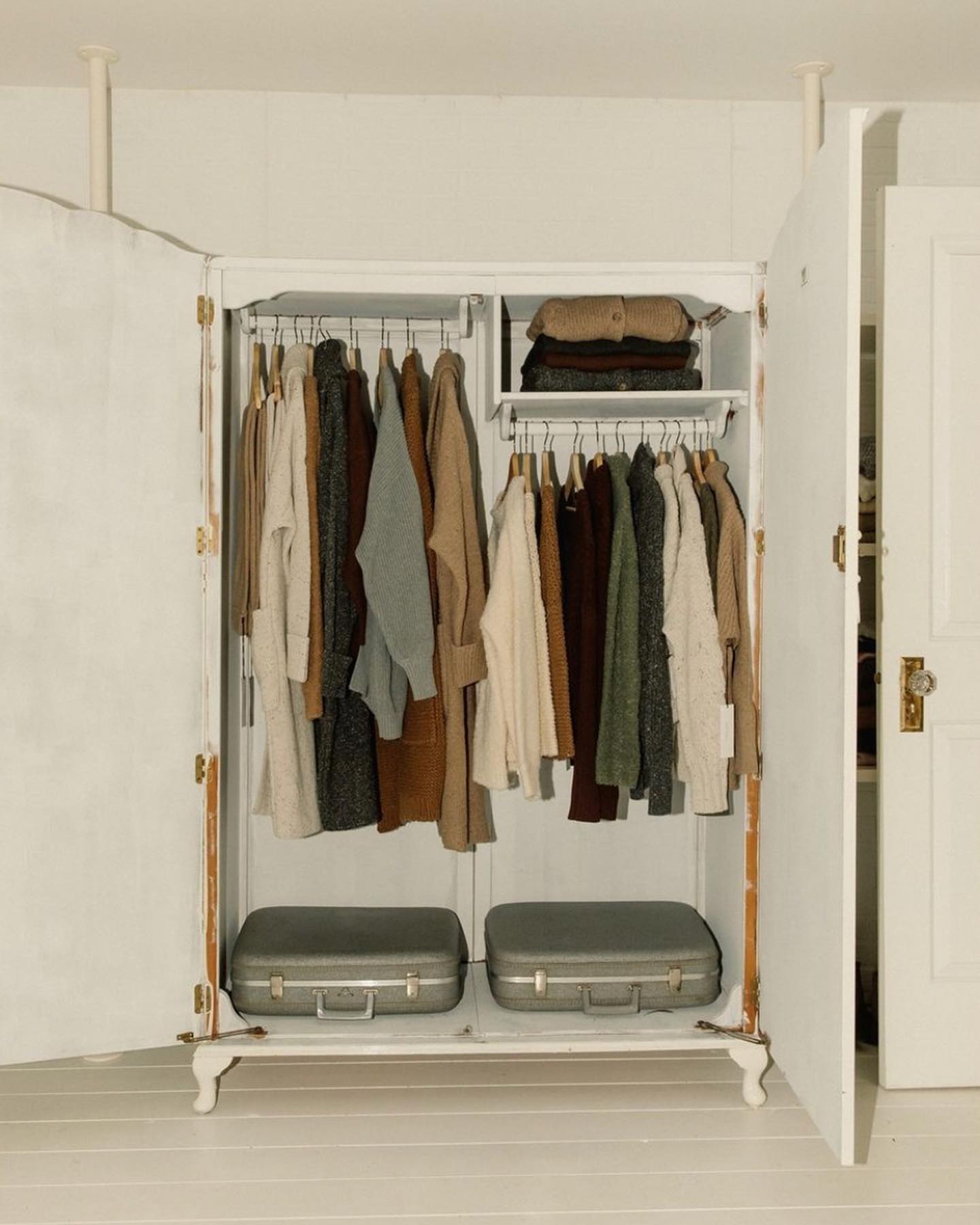 Time to choose our fits for the week @paperlabel.ca