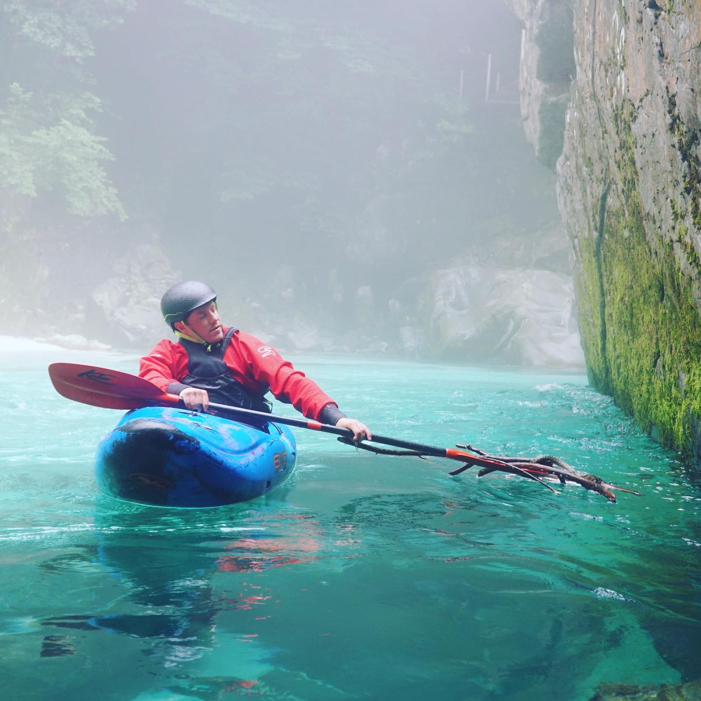 We did much more than just kayak though. For instance, we rescued a snake stuck at the infamous magnetic rock and did a few romantic photo shoots... #kobarid #slovenia #soča #kayaking #whitewater #whitewaterkayaking #socavalley @kobaridkayakschool @kampkoren @sandiline_official @exo_kayaks @ophion_paddles