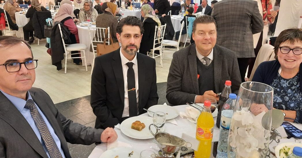 ✨ DITIB Nord Iftar-Empfang 2026 ✨
Am 13. März 2026 durften wir als DITIB Nord zahlreiche Gäste zu unserem traditionellen Iftar-Empfang im Class Veranstaltungssaal begrüßen. Gemeinsam das Fasten zu brechen und einen Abend der Begegnung, des Dialogs und der Gemeinschaft zu erleben, war für uns eine große Freude.
Wir danken allen Gästen herzlich für ihre zahlreiche Teilnahme und die wertvollen Gespräche.
Besonders geehrt hat uns die Teilnahme und die Grußworte unserer Ehrengäste:
• Eka von Kalben – Vizepräsidentin des Schleswig-Holsteinischen Landtags
• Berati Alver – Generalkonsul der Republik Türkiye in Hamburg
• Andreas Dressel – Finanzsenator der Freien und Hansestadt Hamburg
Ein besonderer Dank gilt auch allen Helferinnen und Helfern, die mit großem Engagement dazu beigetragen haben, diesen Abend möglich zu machen.
📸 In den Bildern teilen wir einige Eindrücke dieses schönen Abends.
#ditibnord #Iftar #Ramadan #Gemeinschaft #Dialog