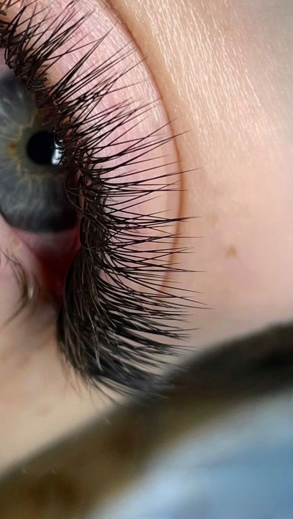 Wimpernverlängerung & Augenbrauenkorrektur 😍
Manchmal scheint es, dass die Hälfte weiblicher Schönheit in der richtigen Verteilung der Haare liegt: Wo man etwas entfernt und wo man etwas hinzufügt, entscheidet alles 😅👌🏼