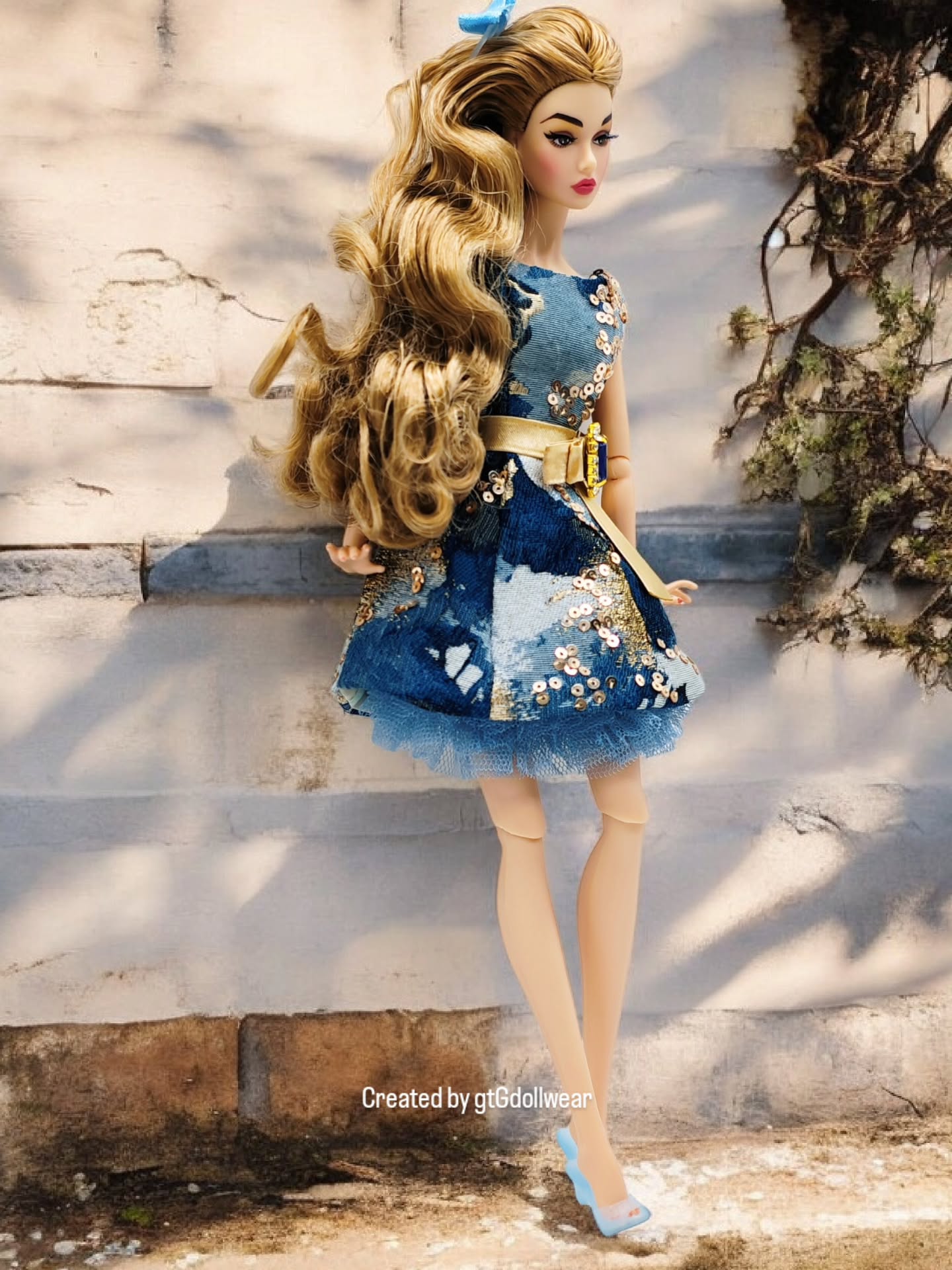 She said “sunny day photoshoot” and the shadows said “say less.”
Club Blue Iris looking unreal against that brick wall backdrop.
If this blue‑iris moment is your vibe too, tap the heart and tell me your fave detail — the dress, the shadows, or the whole mood.
This dress is available to club members only. DM "club" and I will send you details on how to join.
#gtGdollwear #integritytoys #poppyparkerprettypink #summerdress #photoshoot