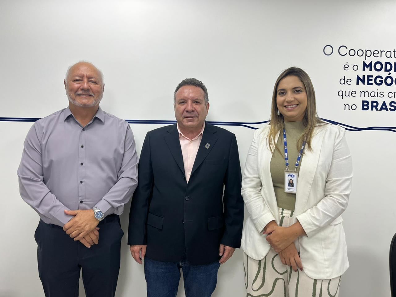 Sinvest apresenta projeto de reciclagem de resíduos têxteis à OCB
O presidente do Sinvest (Sindicato das Indústrias do Vestuário de Goiás), José Divino Arruda, participou de reunião institucional com a OCB (Organização das Cooperativas Brasileiras) para apresentar a proposta de implantação de uma usina de reciclagem de resíduos têxteis em Goiás.
A agenda contou também com a participação da gerente sindical da FIEG, Vanessa Almeida, e teve como objetivo buscar apoio institucional para o desenvolvimento da iniciativa, que pretende fortalecer práticas sustentáveis no setor do vestuário e ampliar soluções para o reaproveitamento de resíduos da cadeia produtiva.
A comitiva foi recebida pelo presidente da OCB, Luiz Alberto Pereira, com a presença do gerente de Desenvolvimento de Cooperativas, Gislaine Lellis, do analista em ESG do SESCOOP, Cleberson Santos, e do gerente-geral da OCB, Victor Rios. O encontro abriu espaço para o diálogo sobre possíveis parcerias e caminhos para viabilizar o projeto.