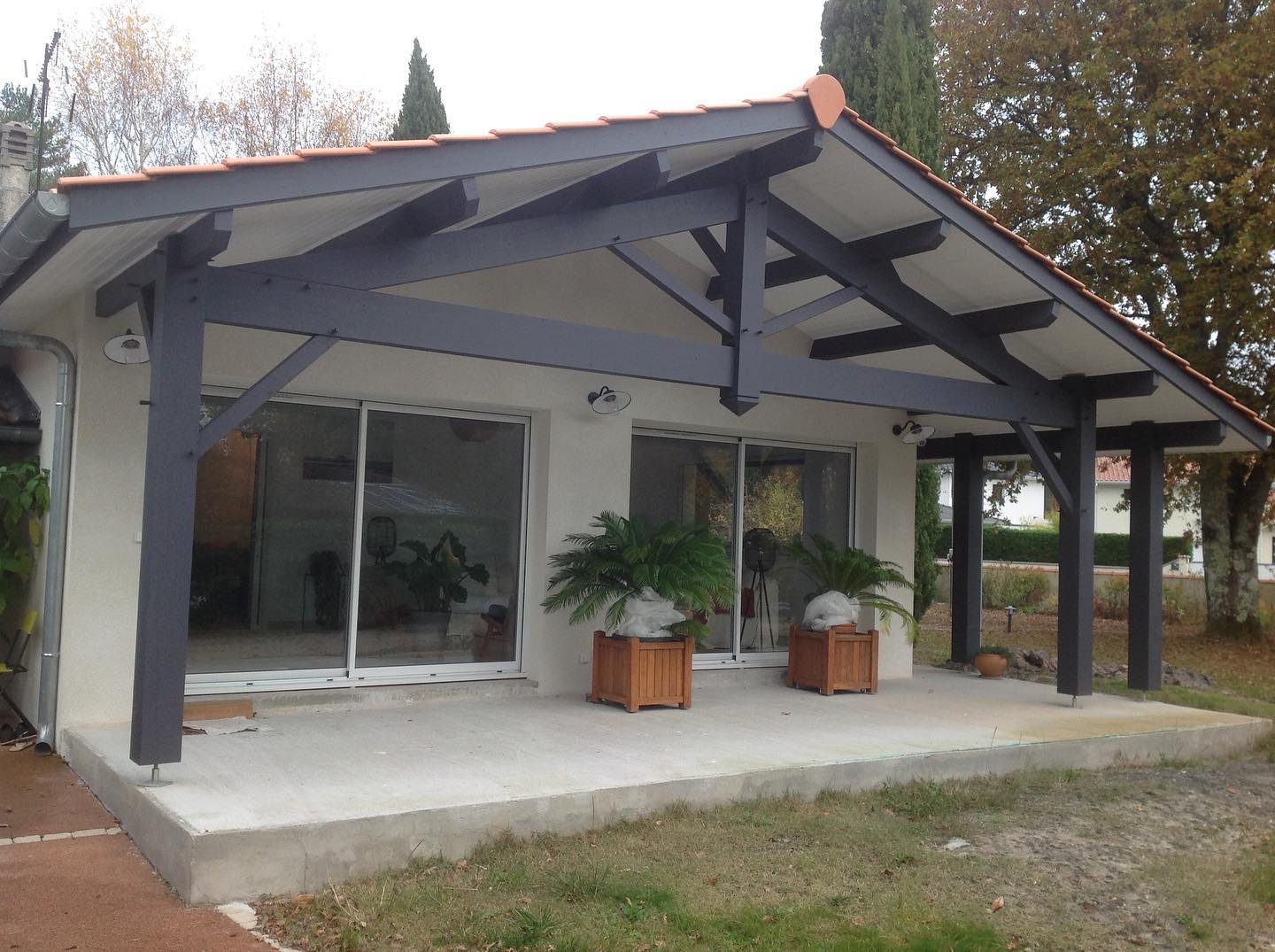 Quand nos clients font leur peinture extérieure ça donne ça 🎉 👏🏻
Ne manquera plus que le carrelage pour bien terminer cet espace.