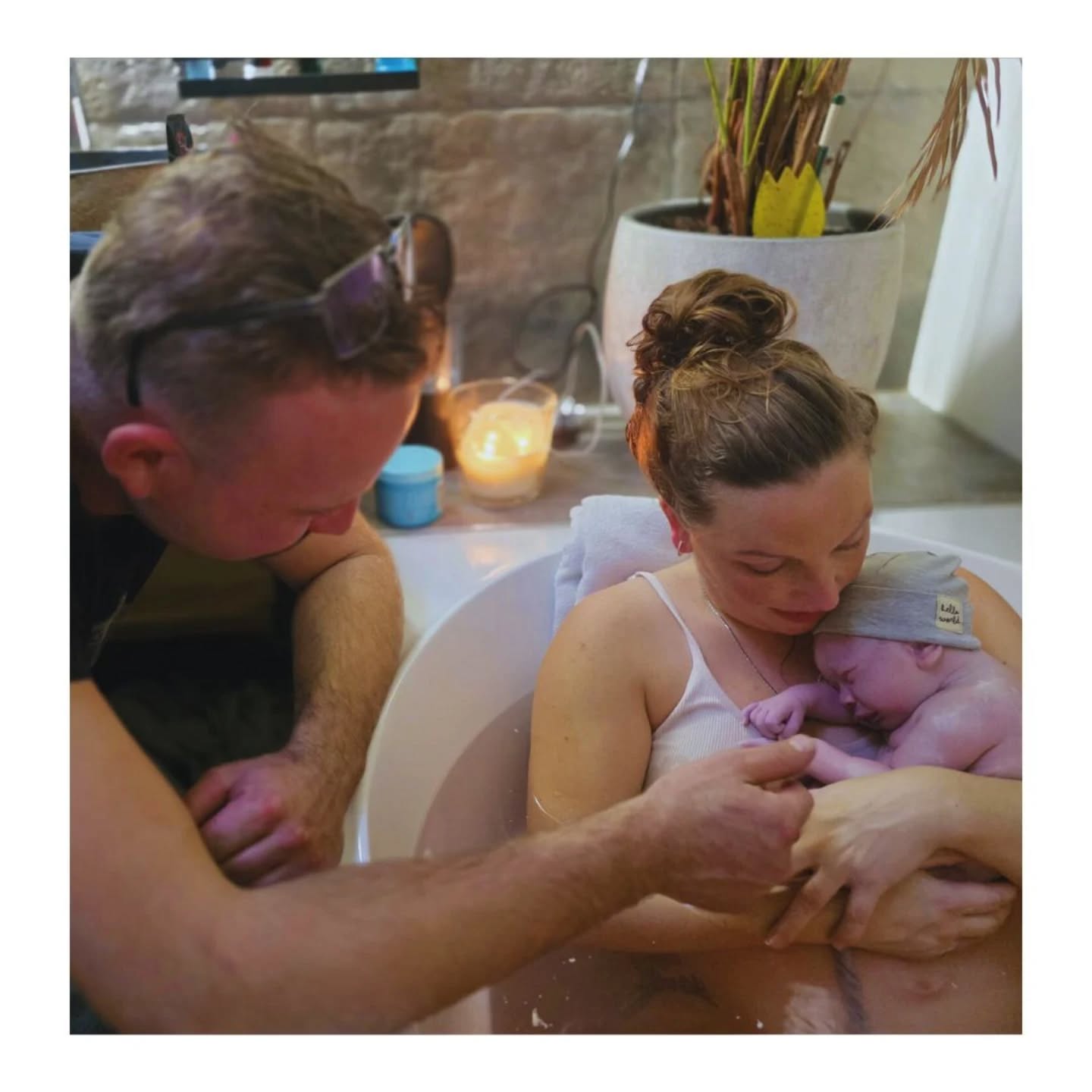 🖤 BEVALERVARING 🖤
Na 41 weken werd ik voor de tweede keer gestript, dit was om 1 uur in de middag. Ik was het zwanger zijn zo zat en hier werd naar geluisterd 🙌🏼 Mijn vliezen braken (gedeeltelijk) met 2 cm ontsluiting en vanaf dat moment weet je; het gaat beginnen!
Om half 4 kwamen de weeën met regelmaat en om half 5 was het tijd om even te kijken hoe het ervoor stond: 4 cm ontsluiting. Dan denk je bij jezelf ohh dit gaat nog zo lang duren, dus knop om terug in de bubbel. Mijn voorkeur was om thuis in eigen bad te bevallen en daar ging ik ook voor!
Half 8 zou Kim komen om even te checken. Niet op de klok kijken gewoon blijven puffen.. maar om iets voor 6 wist en voelde ik het. De kleine man heeft haast! Verloskundige werd gebeld en binnen 10 min stond Kim naast mij alles in gang te zetten, kraamzorg werd gebeld en het bad werd gevuld.
Mijn vliezen bleken toen nog niet goed gebroken te zijn dus Kim brak ze helemaal bij 7 cm ontsluiting. Hierna snel het bad in gegaan zo rond half 7. De twee weeën daarna nog weg gepuft, maar mijn lichaam wilde persen en de kleine man wilde ons ontmoeten! 'Hij komt' zei ik nog. Waarop Kim zei 'laat maar komen dan, kin op je borst en persen'. En na 3 keer persen was hij daar dan. Ons tweede wonder.
Onze zoon Quinn 🩵
Ik had het niet anders gewild en ben altijd gehoord en goed begeleid door de toppers van ZOE.
Dankjewel❣️
Kelsey en Auke
PS Lijkt het jou leuk om ook jouw bevalervaring te delen? Heel graag! Stuur ons dan een berichtje! 🥰