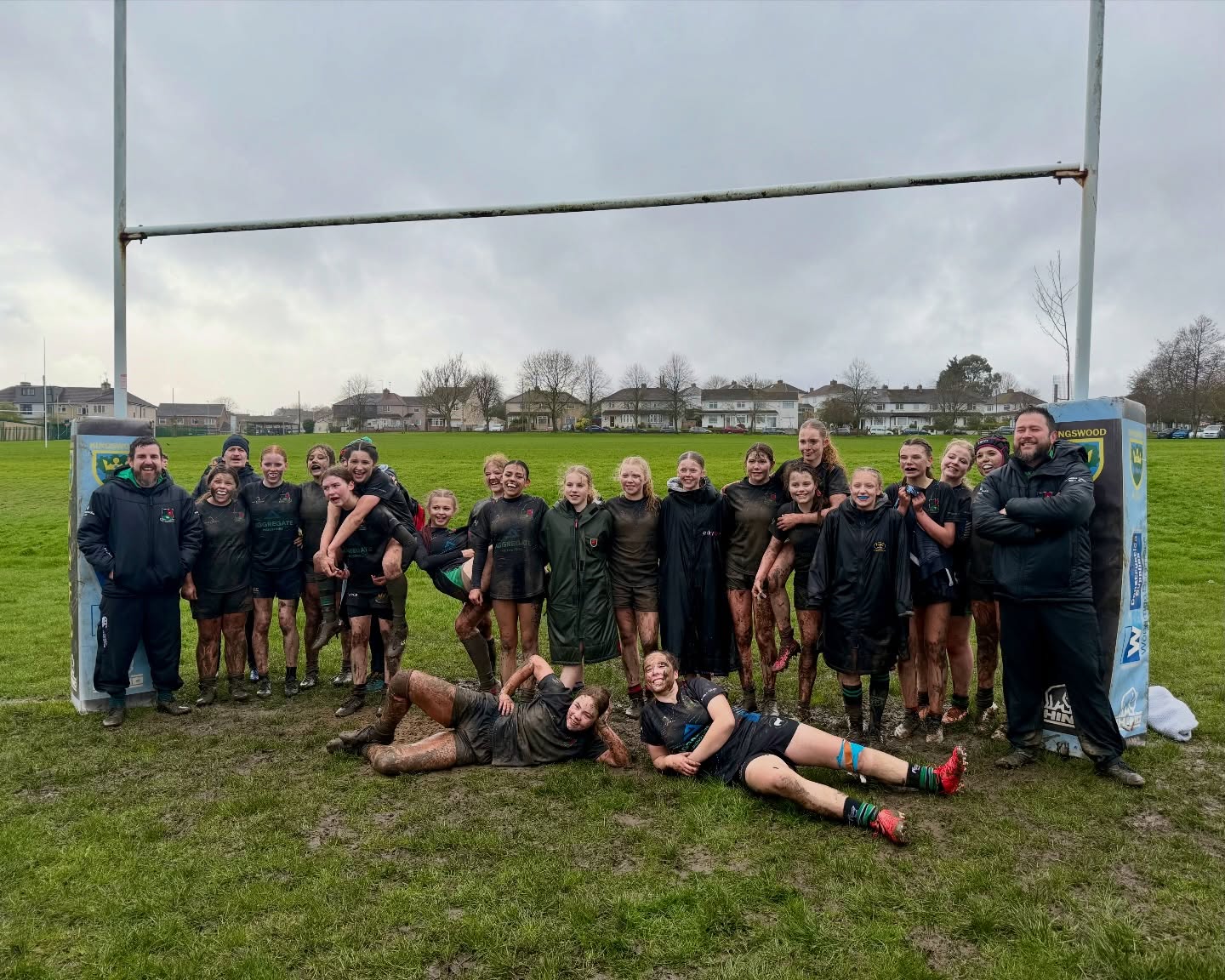 💥Weekend action💥
Our U14 Cotswold Lionesses earned the victory in a determined performance away to @kingswoodrfc on Sunday! Conceding early, and with injuries threatening to disrupt play, the teammates from @minchrugbyclub.official, @cirencesterrugby and @wearesilverbacks battled hard in wild conditions to score some fantastic team tries and seal a well-earned win. Thank you to our hosts and well done to the Lionesses! 👏🏻
#rugby #minchrfc #cotswoldlionesses #minchinhampton #grfu