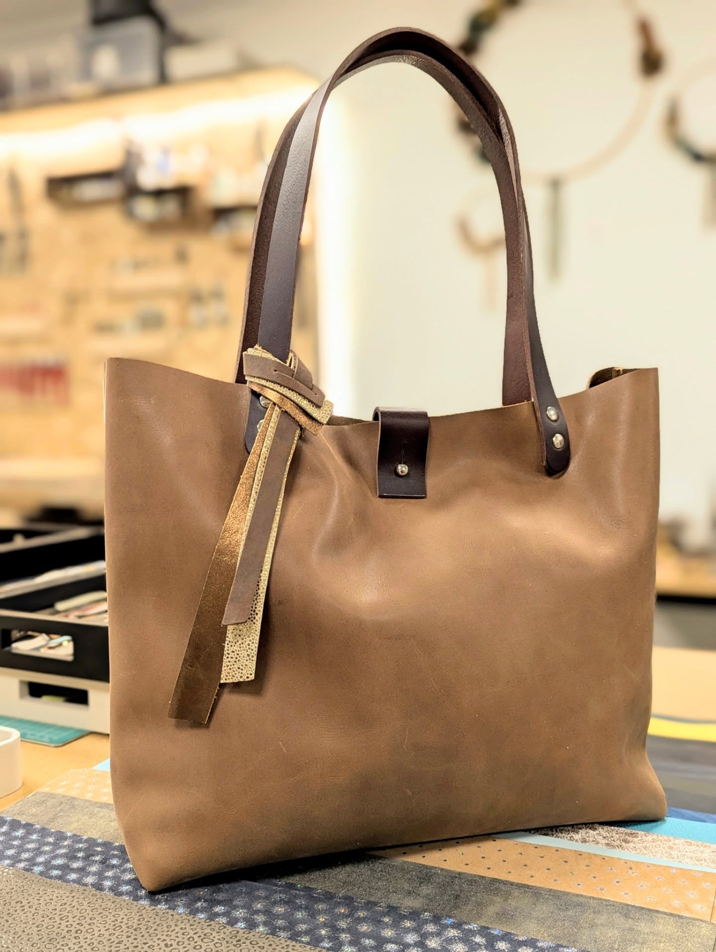 Le petit dernier de l'atelier...
Fraîchement terminé il y a 30 min 😍
Ce magnifique cabas, c'est celui de Célia, qui est venue cet après-midi fabriquer son sac en cuir.
J'aime beaucoup et vous ?
Sobre, classe, au coloris chaud et sa petite touche de fantaisie avec ce dégradé de couleurs sur les accessoires. C'est canon.
Merci et Bravo Célia, tu peux être fière de ta création.
Je vous souhaite un très bon weekend
Marion
#sac
#creation
#artisanat
#sacdiy