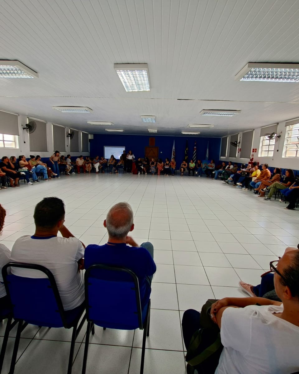 Hoje recebemos com muita alegria a visita de toda a equipe da UME Gota de Leite em nosso Núcleo Boqueirão do Educandário Santista para um momento especial de integração e fortalecimento de laços.
Durante a manhã, apresentamos a Jornada Ampliada, nossos espaços e profissionais, além de realizarmos uma parada pedagógica com nossa equipe de professores, promovendo uma rica troca de experiências entre as instituições.
Preparamos também um café da manhã mais que especial e um almoço maravilhoso. Nosso agradecimento a toda equipe da cozinha, que arrasaram e prepararam tudo com muito carinho e a todos colaboradores.
Momentos como este enchem nosso presidente, Sr. Branco e Diretoria, de orgulho, pois fortalecem parcerias e mostram que, quando trabalhamos juntos, quem mais ganha são as nossas crianças. 💙