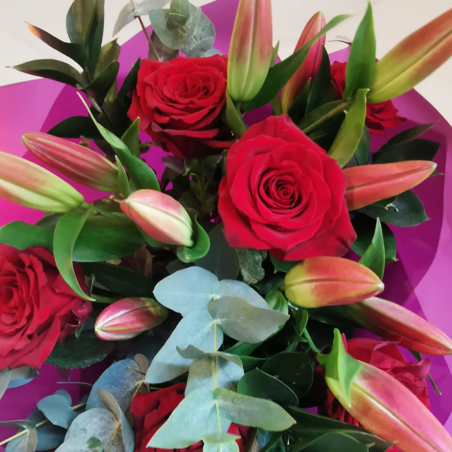 'Lasting love' For those who love the beautiful scent of a lilly ❣️long lasting, fragrant and elegant! A popular choice.
Please be aware that lily stamen (pollen in the middle) is harmfull to pets if eaten!
I can swap the classic lily for an alternative such as a double petalled version (which has no stamen) or Calla lily if given enough notice.
Contact me if you need help deciding!
Remember 20% off ends midnight 10th Feb!
#lastinglove #flowerpoweroflove #newmaldencommunity #loveoflily #afloralaffair #valentinesflowers #rosesandlillies #newmaldenshopping #kingstonflowers #longlastingflowers