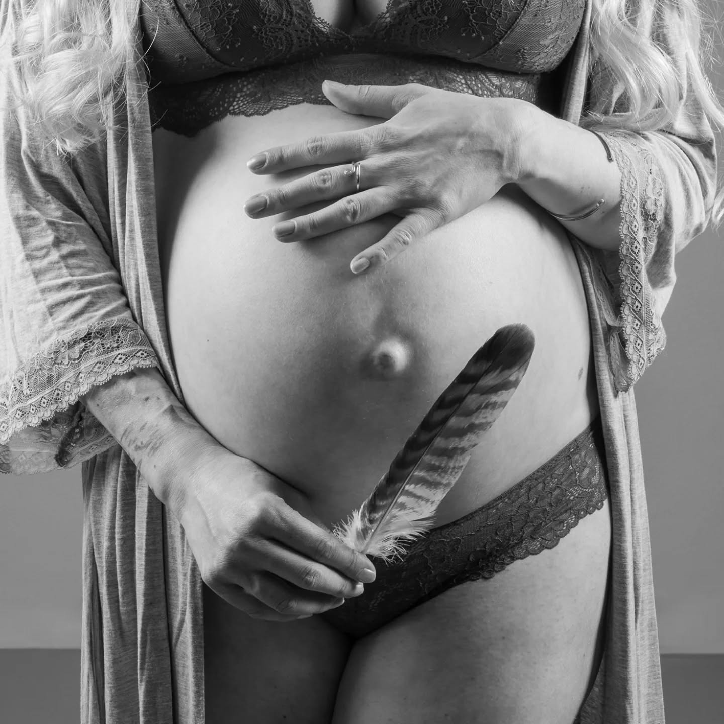 Yoga in der Schwangerschaft ist so viel mehr als Bewegung. Es ist eine liebevolle Verbindung zu deinem Körper und zu deinem Baby.
Sanfte Yogaübungen können den Beckenboden stärken, den Körper auf die Geburt vorbereiten und gleichzeitig schafft Yoga Raum zum Atmen, zum Spüren und das Vertrauen in die eigene Kraft zu stärken.
Auch nach der Geburt unterstützt dich Yoga in der Rückbildung – stärkt deine Mitte, schenkt Stabilität und fördert deine mentale Stärke in dieser besonderen Zeit des Wandels.
Für mehr Vertrauen in deinen Körper, mehr Ruhe im Herzen und eine starke, liebevolle Verbindung zu dir selbst. 🤍
.
.
#yogainderschwangerschaft #yogawellbeing #inbalance #beckenbodenstärken #geburtsvorbereitung