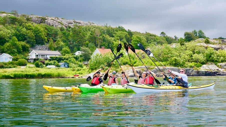 Kom och paddla in våren med oss i Grebbestad på ”Sea Vibes” kajakträff under Kristi Himmelsfärdshelgen 14-17 Maj. Det blir massor paddling, workshops med @gramkajak @ @edgekayak @selectpaddles samt Sverige premiär på Valley Genesis i både plast och glasfiber. Prova kajaker från Valley, North Shore, Edge kayak och SKUK. ”Sea sisters” ses igen på tjejpaddling och lördag kväll blir det gemensam havsmiddag för alla män som kvinnor och alla däremellan , föredrag av @retsam62 och good vibes i sjöboden ( måste förbokas) Mer info https://www.nautopp.com/sea-vibes-kajakboost foto av bland annat @felixvonheijne @henrikappelgren @valleyseakayaks @naturvagledare_norra_vattern