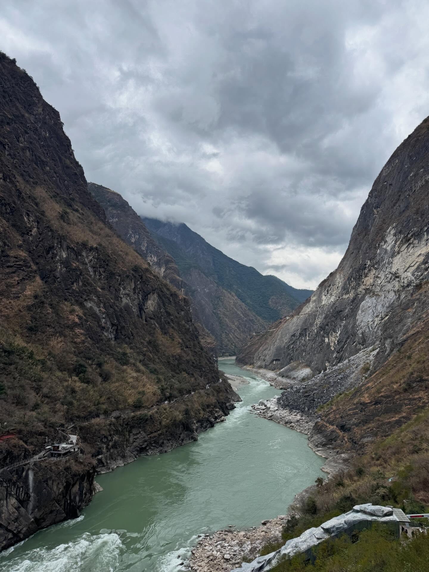 Road trip to Tiger Leaping Gorge. So called because a tiger allegedly escaped a hunt by leaping across the river. You can hike it for 2 days or … you can go to the visitor centre.
Fun being part of the frenzied crowd. I decided to get some exercise and walk the 500 steps, rather than take the series of giant escalators. At the bottom they had managed to cram a coffee shop and gift shop on to the rocks.
I hired a taxi and my heroic driver Mr He and I communicated solely through AliChat translate. He did a fine job of tour guiding, delivered in crisp sentences for the translation to keep up. I think he enjoyed the excursion as much as I did.