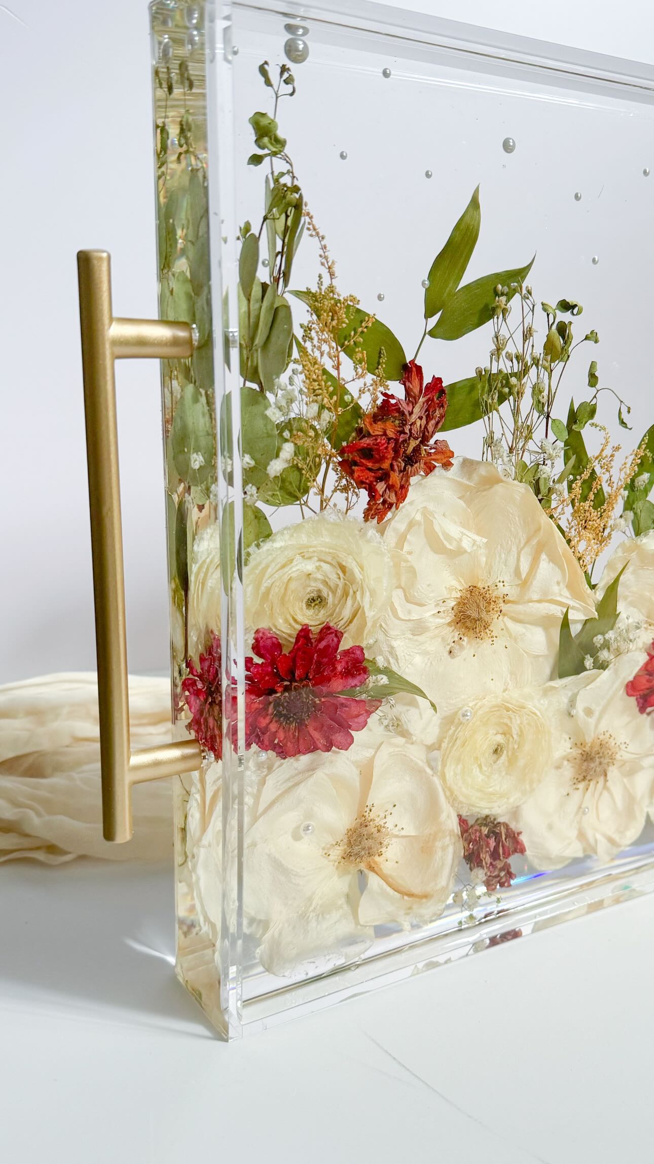 Customize your main piece with pearls or metallic foil accent, it's free! Just choose the option when picking your main item.
Book this month with a $150 deposit and enjoy a FREE large ring holder!
Head to the link in bio under book now - no payment due today 🫶🏻💍🌸
#floralpreservation #resinflowers #resinfloralpreservation #flowerpreservation #2026bride