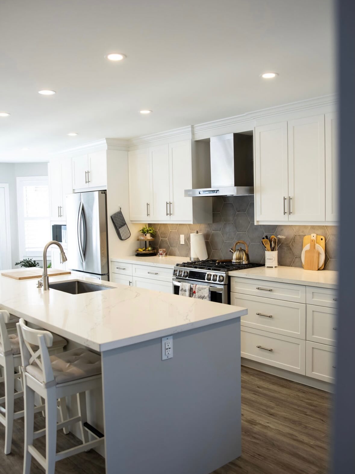 Sometimes you just need to knock a few walls down!
Complete transformation for this kitchen.
.
.
.
.
.
.
Cabinets supplied by @hawks.custom.cabinetry
Photography @a.norrisphoto
Electrical @bmkelectric
#kitchensofinstagram #whitekitchencabinets #quartz #customcarpentry #interiorsofinstagram