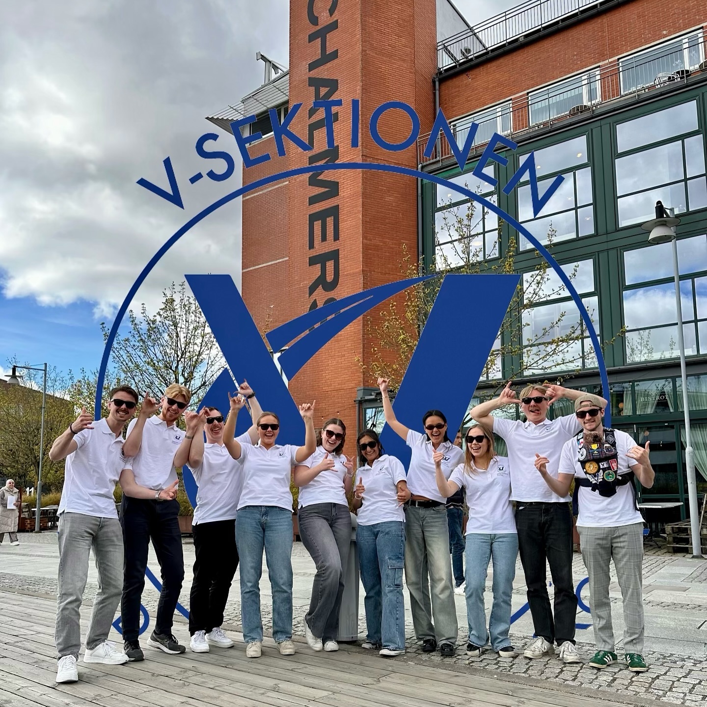 Ett tack från Styr24
Vilket äventyr det har varit! 2024 har bjudit på allt – glädje, tårar, konferenser och baler. Vi har skrattat, bråkat, städat, köpt bil, seglat, haft möten, brunchat, pantat, ätit kräftor, minglat, brottats och knutit obrytbara band. Att få representera V-sektionen har varit en ära och något vi alltid kommer bära med oss. Vi har varit med om så mycket tillsammans, och är tacksamma för varje ögonblick.
Nu lämnar vi med stolthet över till Styret25, som vi vet kommer fortsätta bygga vidare på allt det fina som sektionen står för.
Tack till alla medlemmar för ert stöd, er pepp och för att ni gör V-sektionen till vad den är - ni är sektionen!💙
/ Styr24