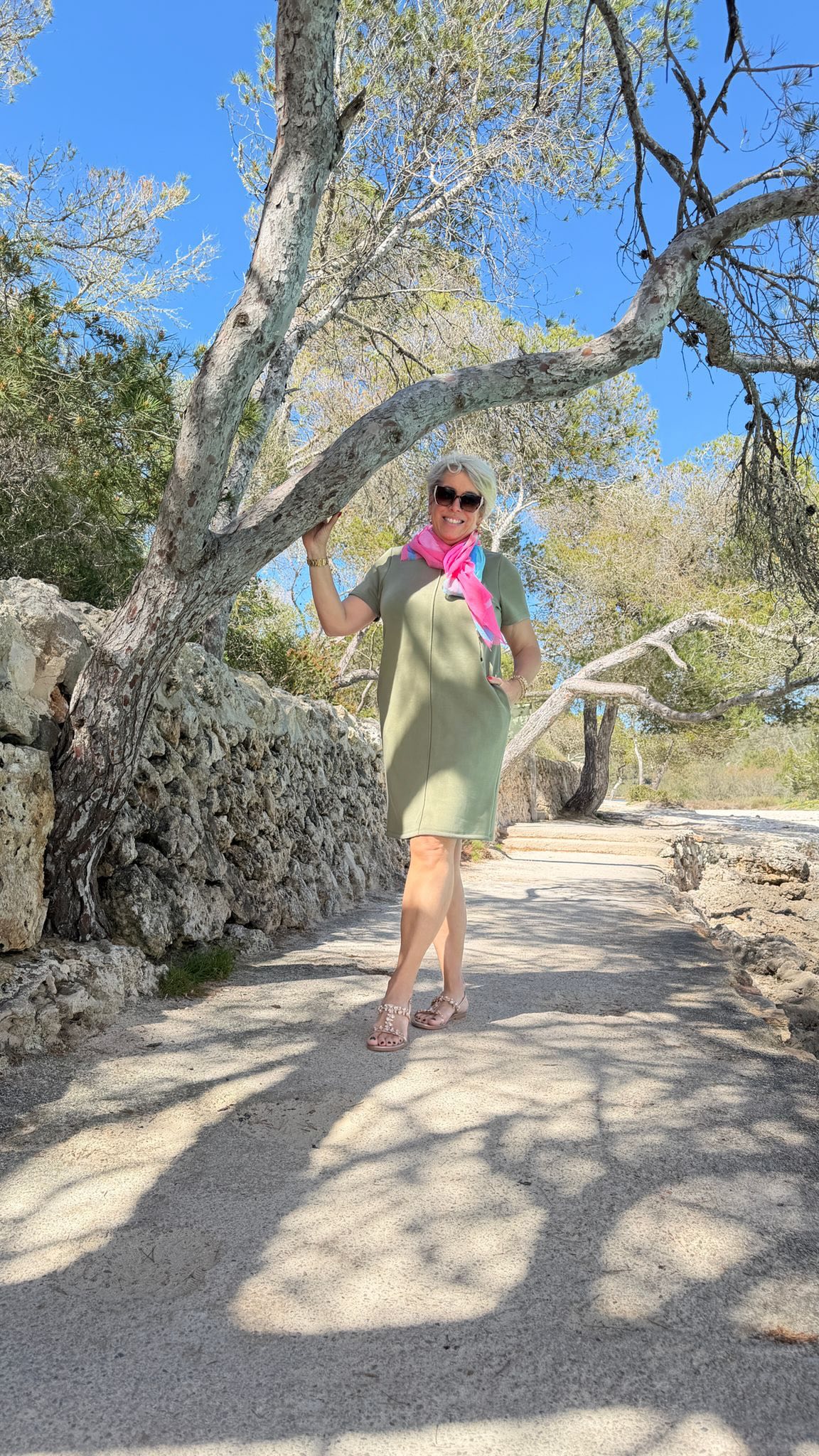 Letzter Tag im Paradies ☀️🌴💛
Mallorca hat uns nochmal alles gegeben – Sonne, Vibes & ganz viel Fashion 🌊📸💫
Natürlich haben wir euch auch diesmal wieder die schönsten Kleider mitgebracht 👗✨
Perfekt für euren nächsten Urlaub, Sommerabend oder einfach zum Wohlfühlen 😍
Danke, dass ihr uns auf dieser Reise begleitet habt 🫶
Diese Momente bleiben… genau wie eure neuen Lieblingslooks 🤍🌅
✨ Jetzt eure Favorites sichern ✨
👉 Link in Bio @fashionboxx
Viel Spaß beim Verlieben & Stylen 💃🔥
#mallorca #calamondrago #mallorcaliebe #urlaubsvibes #sommerlook #sommeroutfit #kleiderliebe #fashioninspo #outfitinspiration #ootd #lookoftheday #fashionover30 #styleover40 #modefürfrauen #sommerkleid #beachvibes #urlauboutfit #instafashion #fashionboxx #onlineshop #outfitideas