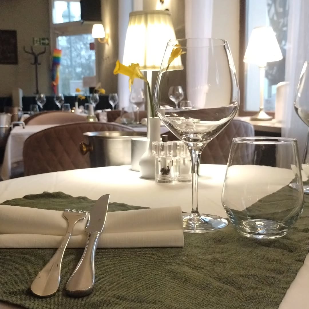 Ein kleines Stück #paris mitten in Rostock. 🇫🇷 Unser gemütliches und elegantes Bistro wartet nur auf Euren Besuch! Wir freuen uns auf Euch!
/Mara
#rostock #frenchrestaurant #veganfood #parisbistro