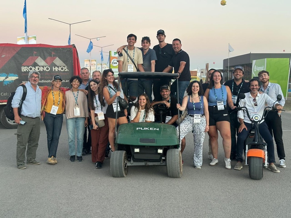 Detrás de cada contenido de jardinería, hay un equipo que no para. 📸
Hoy les comparto estas fotos para presentarles un poco más de nuestro mundo.
Somos Pukén, la agencia de prensa de Expoagro. Además brindamos soporte estratégico en comunicación y audiovisual a muchísimos otros clientes en la muestra. 🚀🎬
Nos apasiona el desafío de comunicar, pero nunca perdemos el foco (ni las ganas) de seguir creando para esta comunidad de De Raíz que crece cada día más fuerte.
Todo lo que ven acá es posible gracias al apoyo de este gran equipo que ven en las fotos. Cada uno, desde su lugar, aporta el entusiasmo necesario para que este espacio siga floreciendo. ¡Porque, de alguna forma, todos somos parte de esta comunidad! 🌱✨ Detrás de cada contenido de jardinería, hay un equipo que no para. 📸
Hoy les comparto estas fotos para presentarles un poco más de nuestro mundo.
Somos Pukén, la agencia de prensa de Expoagro. Además brindamos soporte estratégico en comunicación y audiovisual a muchísimos otros clientes en la muestra. 🚀🎬
Nos apasiona el desafío de comunicar, pero nunca perdemos el foco (ni las ganas) de seguir creando para esta comunidad de De Raíz que crece cada día más fuerte.
Todo lo que ven acá es posible gracias al apoyo de este gran equipo que ven en las fotos. Cada uno, desde su lugar, aporta el entusiasmo necesario para que este espacio siga floreciendo. ¡Porque, de alguna forma, todos somos parte de esta comunidad! 🌱✨