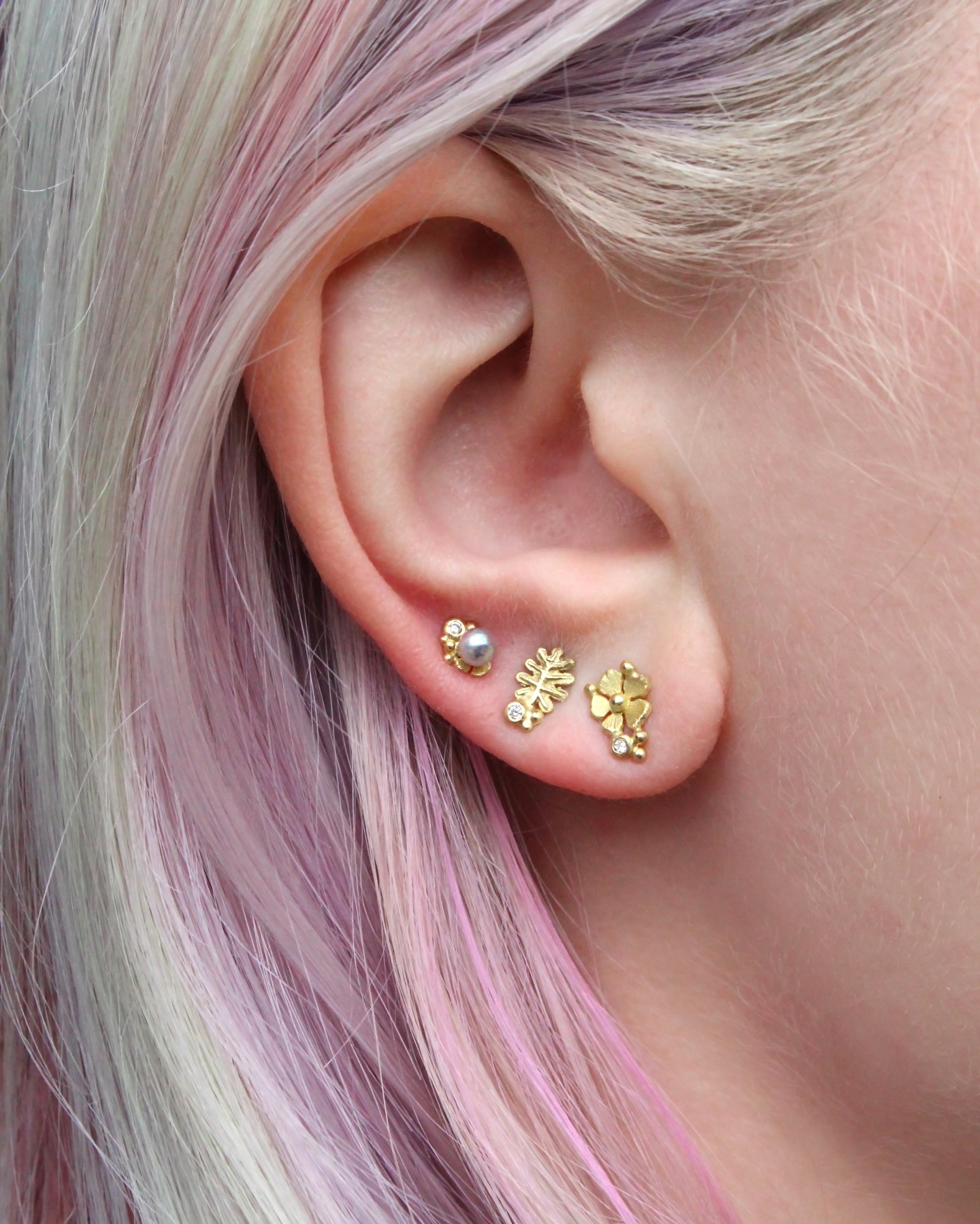 A whimsical trio of Lene! @lenevibe.dk always makes us think of Spring, and perhaps that has something to do with her annual VISIT! 💖 Next month, Lene kindly makes the trek across the sea and back to our happy store to show her latest creations to all of you! Come have fun with us! April 17th & 18th! 🥰✨
#jotd #handcrafted #lovegold #smallbusiness #womensupportingwomen