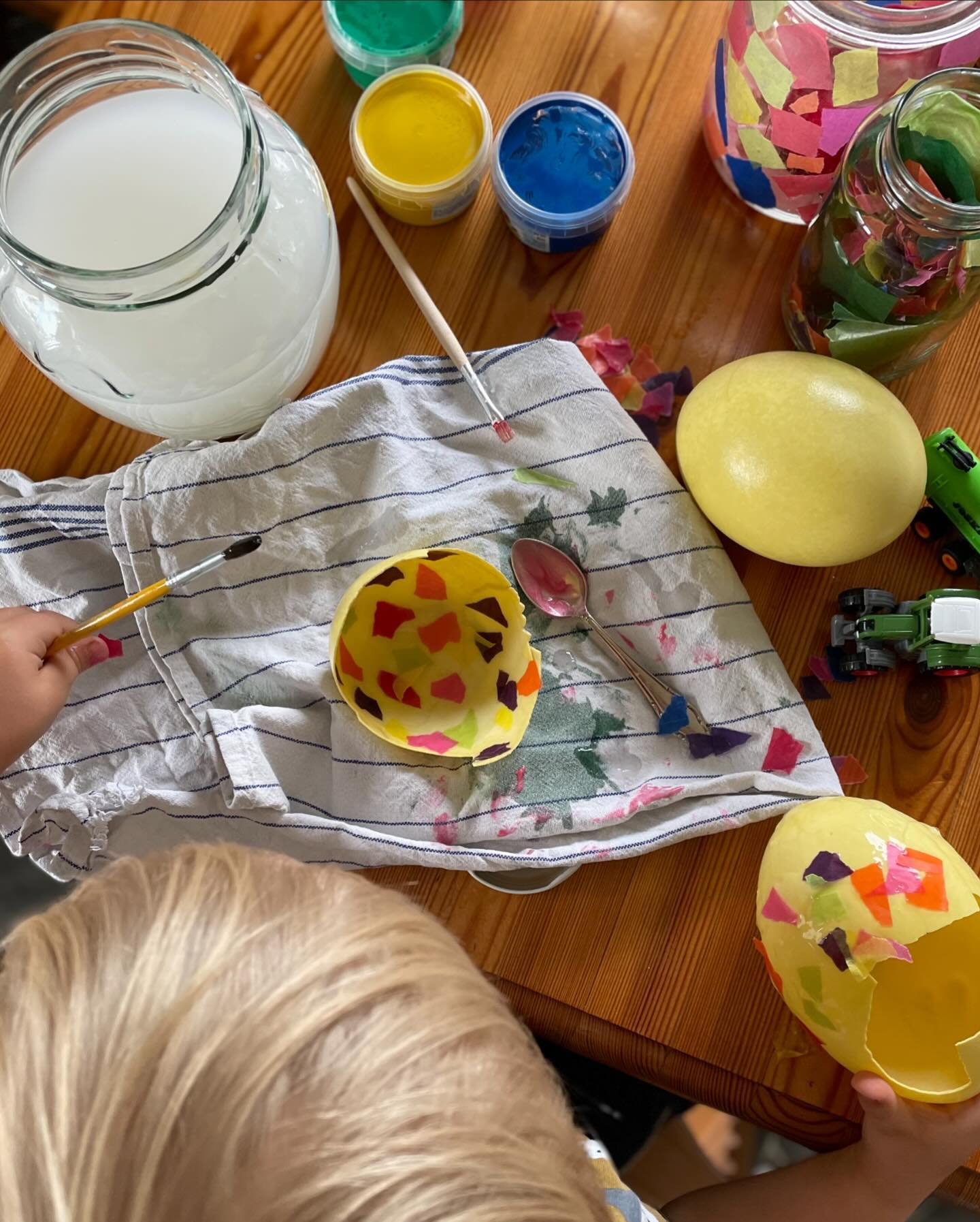 #Eieiei
so sieht es aus, wenn wir Berufliches & Privates mal wieder nicht trennen können 🐣
die #Nandueier von @chefinvondersackwaldmeute sind bereits zu den beliebten #Wellenbandnudeln & #Spirellis verarbeitet; doch die Schale ist uns einfach zu schön für die Biotonne 🫶 #worklifeblend #upcycling #arbeitmitnachhausegenommen #nudelmanufaktur #hofgenuss #solling #bunt #allerlei #feierabend #zugutfürdietonne #dassel