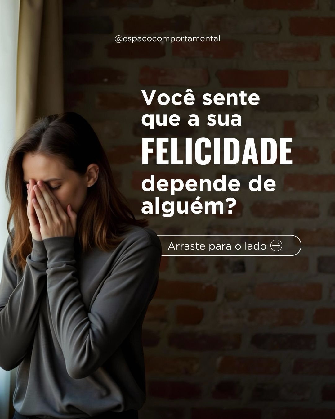 Se a sua felicidade parece oscilar de acordo com o humor, a presença ou as atitudes de alguém, vale acender um sinal de atenção.
💡 Dependência emocional não é amar demais. Na verdade, é amar de menos dentro da relação. É quando o vínculo passa a ser vivido como fonte única de sentido, segurança e validação, gerando ansiedade, medo e sofrimento.
Reconhecer os sinais é o primeiro passo. O segundo é entender que esse padrão pode ser aprendido, reforçado e também transformado. Autonomia emocional não significa se fechar para o amor, mas conseguir se relacionar sem se anular.
Na terapia, esse processo acontece com consciência e cuidado: olhando para a história, ajustando comportamentos e desenvolvendo habilidades emocionais que permitem amar sem depender.
📌 Relações saudáveis começam quando você deixa de se abandonar para não perder o outro.
#relacionamento #dependênciaemocional #dependência #casal #terapia