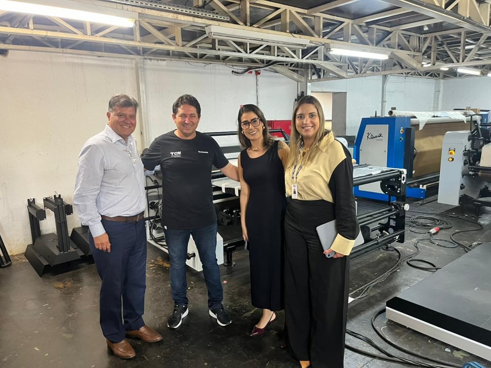 🏭 Sinvest realiza visita institucional à Tucano Equipamentos para apresentar a Febratex
A gerente sindical da FIEG, Vanessa Almeida, representando o presidente do Sinvest, José Divino Arruda, realizou nesta segunda-feira (16) uma visita institucional à Tucano Equipamentos, em Goiânia.
A comitiva foi recebida por Edmar Batista, proprietário da empresa, em um encontro voltado à apresentação da Febratex, uma das principais feiras da cadeia produtiva têxtil no país.
Também participaram da visita Edna Braz, gerente executiva do Febratex Group, e Hélvio Roberto Pompeo Madeira, diretor-presidente do Febratex Group.
A agenda reforça a atuação do Sinvest no fortalecimento do relacionamento com as indústrias e na divulgação de iniciativas estratégicas para o desenvolvimento e a competitividade do setor.
