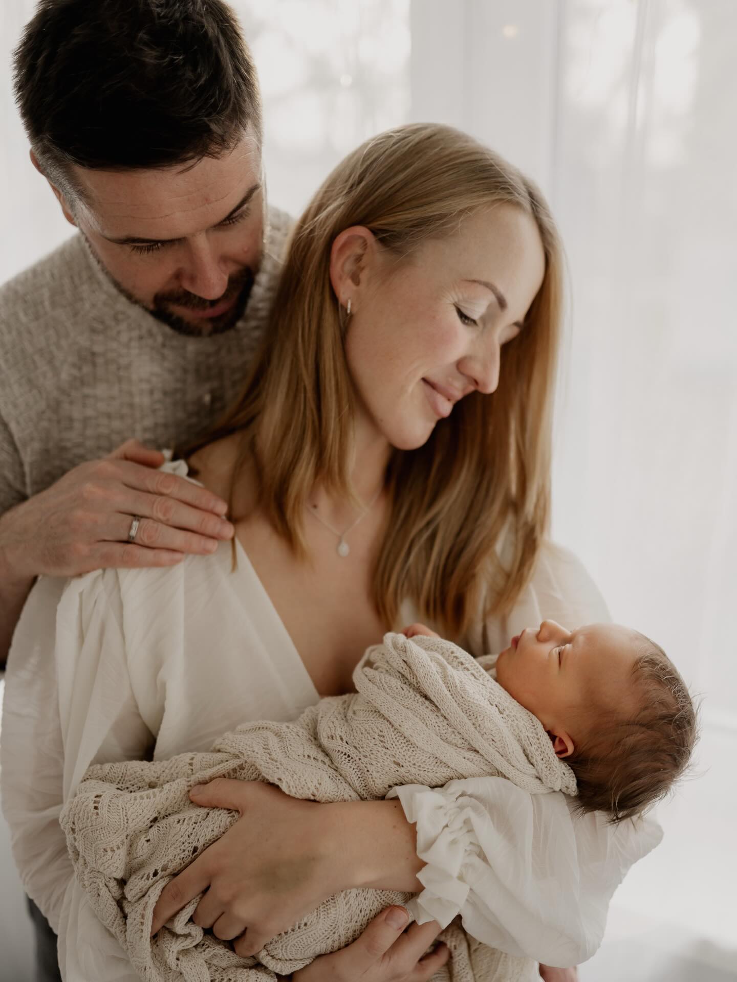 Meine kleine Tochter wird bald zwei.
ZWEI.
Und ich sitze hier und frage mich kurz:
Wann genau ist dieses winzige Baby einfach weitergezogen?
Ich erinnere mich noch so gut daran,
wie sie in meinen Armen lag.
So leicht.
So nah.
So komplett auf mich angewiesen.
Und jetzt läuft sie einfach durch die Gegend
und hat ihre ganz eigenen Pläne. 😅
Diese ersten Tage …
die sind irgendwie verschwommen und gleichzeitig glasklar.
Zu wenig Schlaf.
Ganz viel Nähe.
Dieses ständige Staunen:
„Da ist wirklich ein kleiner Mensch.“
Und während man noch denkt,
man hat alle Zeit der Welt …
ist sie plötzlich vorbei, diese Babyzeit.
Nicht laut.
Nicht mit Ansage.
Einfach so.
Erinnerst du dich noch an die ersten Tage mit deinem Baby? 🤍
#newbornshooting #babyshootingvelbert #babyfotosvelbert #velbert