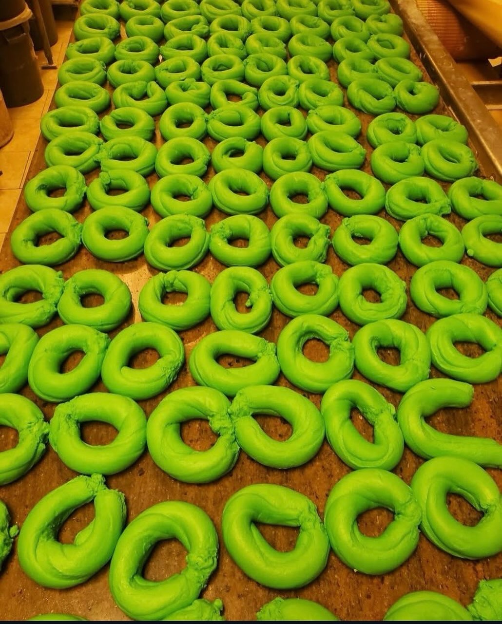 Happy St. Patrick’s Day! ☘️🥯
Green bagels are here—made fresh and going fast. Who’s getting theirs today? 👇
#CinosHotBagels #bagels #saintpatricksday #longisland #oceansideny