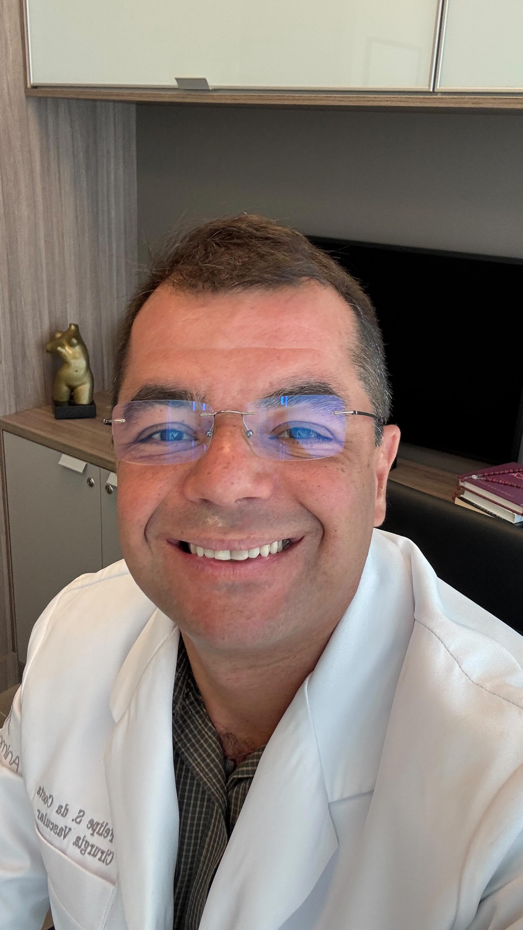 Você sabia que as varizes estão entre as principais causas de afastamento do trabalho nas doenças circulatórias?
Mais do que um problema estético, elas podem causar dor, peso nas pernas, inchaço e cansaço, afetando diretamente a qualidade de vida e a capacidade de trabalhar.
A boa notícia é que, com diagnóstico precoce e tratamento adequado, a maioria dos casos pode ser controlada ou tratada.
Cuidar da circulação é cuidar da saúde.
#Circulação #Varizes #SaúdeVascular #Angiologia #CirurgiaVascular SaúdeDasPernas MedicinaComPropósito