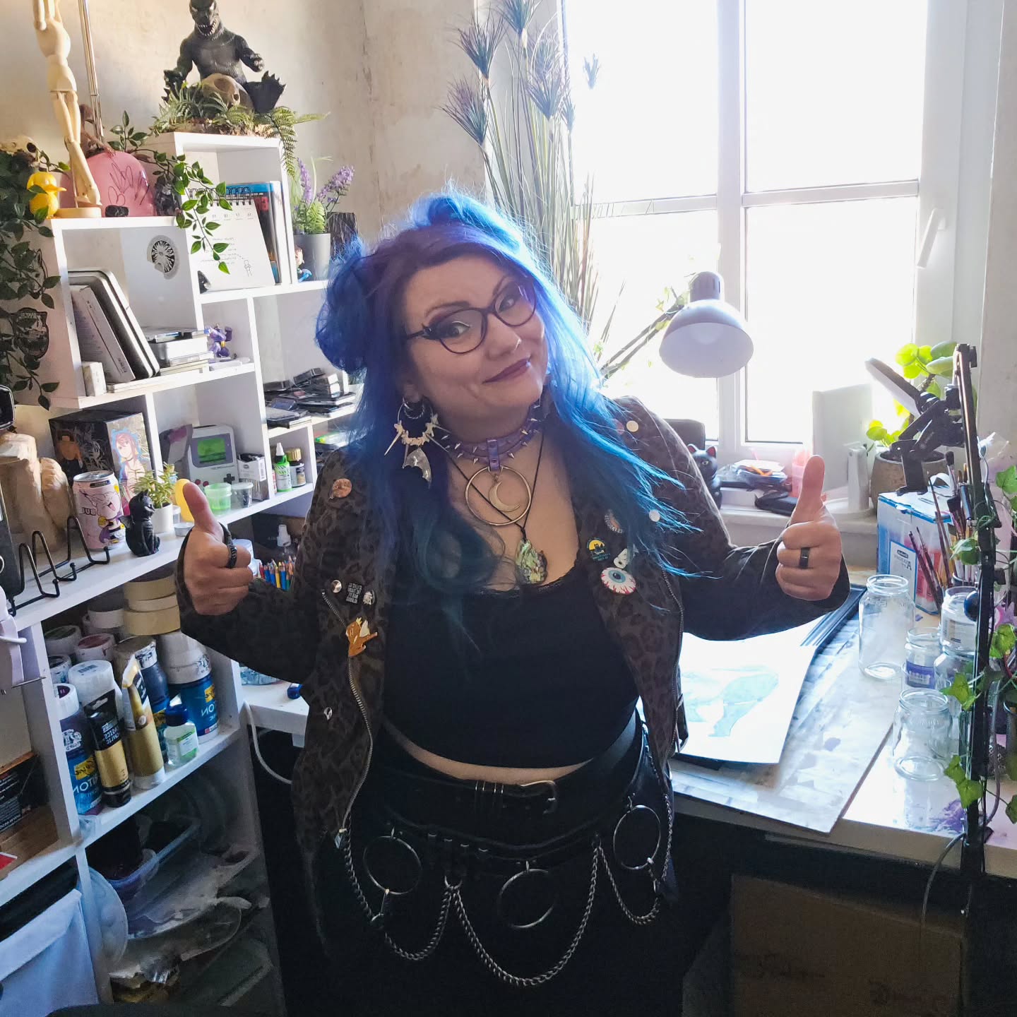 Provisorisches Arbeitszimmer steht und ich kann wieder loslegen. Riiiiiiesen Danke an alle, die mir geholfen haben und ich freue mich über die lieben Menschen, die ich in der Zeit kennenlernen durfte! Ihr seid toll! 😭💕
Ich habe in meinen Stories zwischenzeitlich erwähnt, dass sich meine Lebensumstände verändert haben. Momentan stehen noch fünf Millionen Dinge auf der To-Do. Einfach wirds nicht. Dennoch bin ich sehr gespannt, was die Zukunft bringt.
Wenn ihr mich gerade unterstützen möchtet und könnt: Jetzt ist tatsächlich ein richtig guter Zeitpunkt dafür. Da viel auf meine Kunst, die Katzen und mich zukommt. Egal ob Buttons, Sticker oder Drucke über den Shop oder einfach nur das Teilen meines Social Media Stuffs 🫶🏻 All das hilft mir gerade dabei, mir etwas mehr finanzielle Sicherheit aufzubauen. Danke... von Herzen an alle, die meine Kunst wertschätzen und supporten.🫶🏻