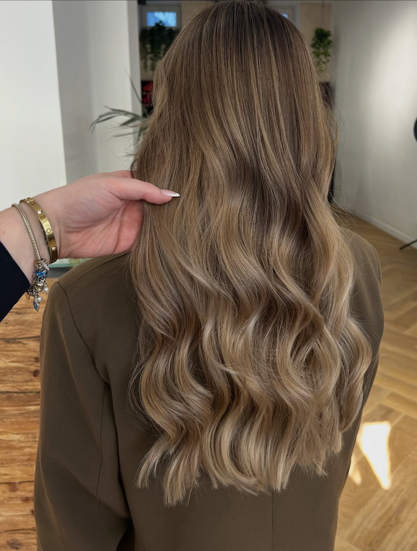 Airtouch Balayage Bronde ✨
Kreiert von unserer Julie ❤️
Mit der Airtouch-Technik werden die Haare besonders sanft aufgehellt, sodass ein unglaublich weicher Übergang entsteht. Das Ergebnis: ein natürliches Bronde – die perfekte Mischung aus Braun und Blond – mit viel Dimension, Glanz und einem super soften Grow-out.
Perfekt für alle, die einen edlen, natürlichen Look ohne harte Ansätze wollen. 🤎✨
#airtouchbalayage #madewithschwarzkopfprode #bronde #hairinspo #balayagemünchen