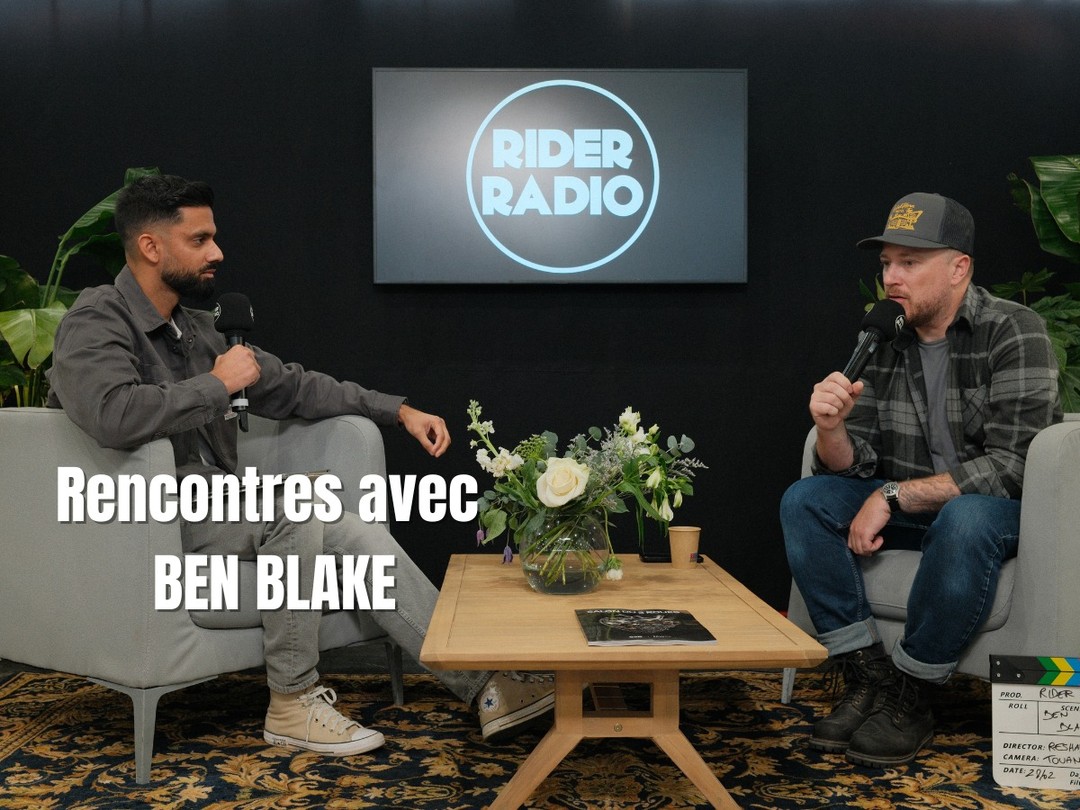 Au bout de l'Alaska un mystérieux colis.
C'est au Salon du 2 Roues que j’ai eu la chance de m’asseoir avec Ben Blake pour parler de ce voyage un peu fou.
12 000 km entre Los Angeles et l’extrême nord de l’Alaska.
Une route mythique : la Dalton Highway et au bout ce fameux colis
Du bitume, de la boue, du froid… et surtout une sacrée dose de détermination.
Assis dans ces fauteuils au milieu du salon, on a replongé dans cette aventure :
les galères, les moments de doute… et ce qui pousse quelqu’un à rouler toujours plus loin vers le Nord.
L’épisode est sur Rider Radio
Lien en bio