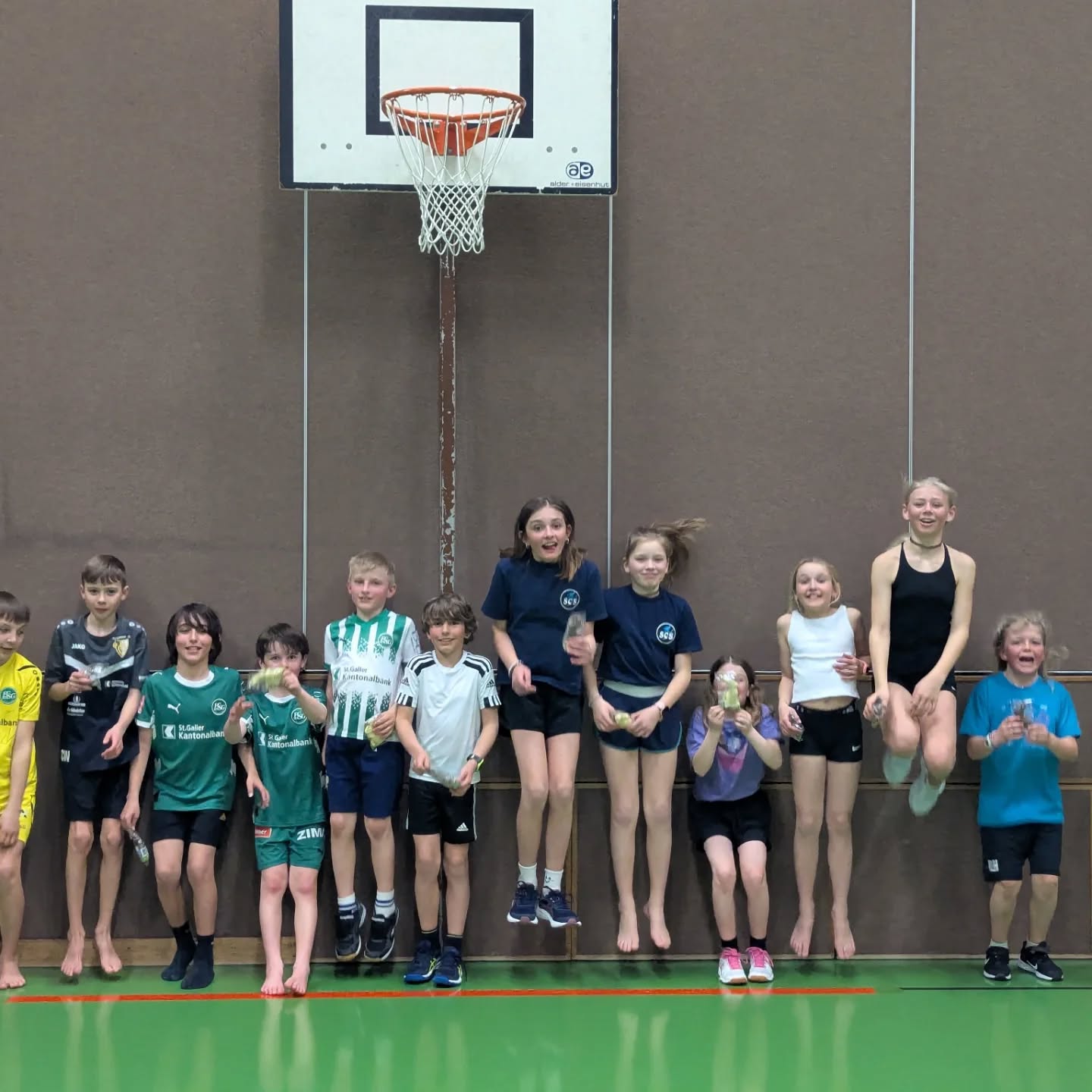 ❄️ Abschluss JO-Turnen 2025-2026 ❄️
Mit viel Bewegung, Spiel und Spass geht eine tolle WinterTurn-Saison zu Ende! 🤸♀️
Ein riesiges Dankeschön an alle Leiterinnen und Leiter, die Woche für Woche mit so viel Engagement dabei sind und den Kindern das Turnen während der Wintermonate ermöglichen. 🙌
Dank euch konnten die Kinder aktiv bleiben, Neues lernen und gemeinsam eine grossartige Zeit verbringen.
Wir freuen uns schon auf die nächste Saison! 💪😊
#skiclubsteinegg #winterturnen #danke #vereinsleben #kinderturnen