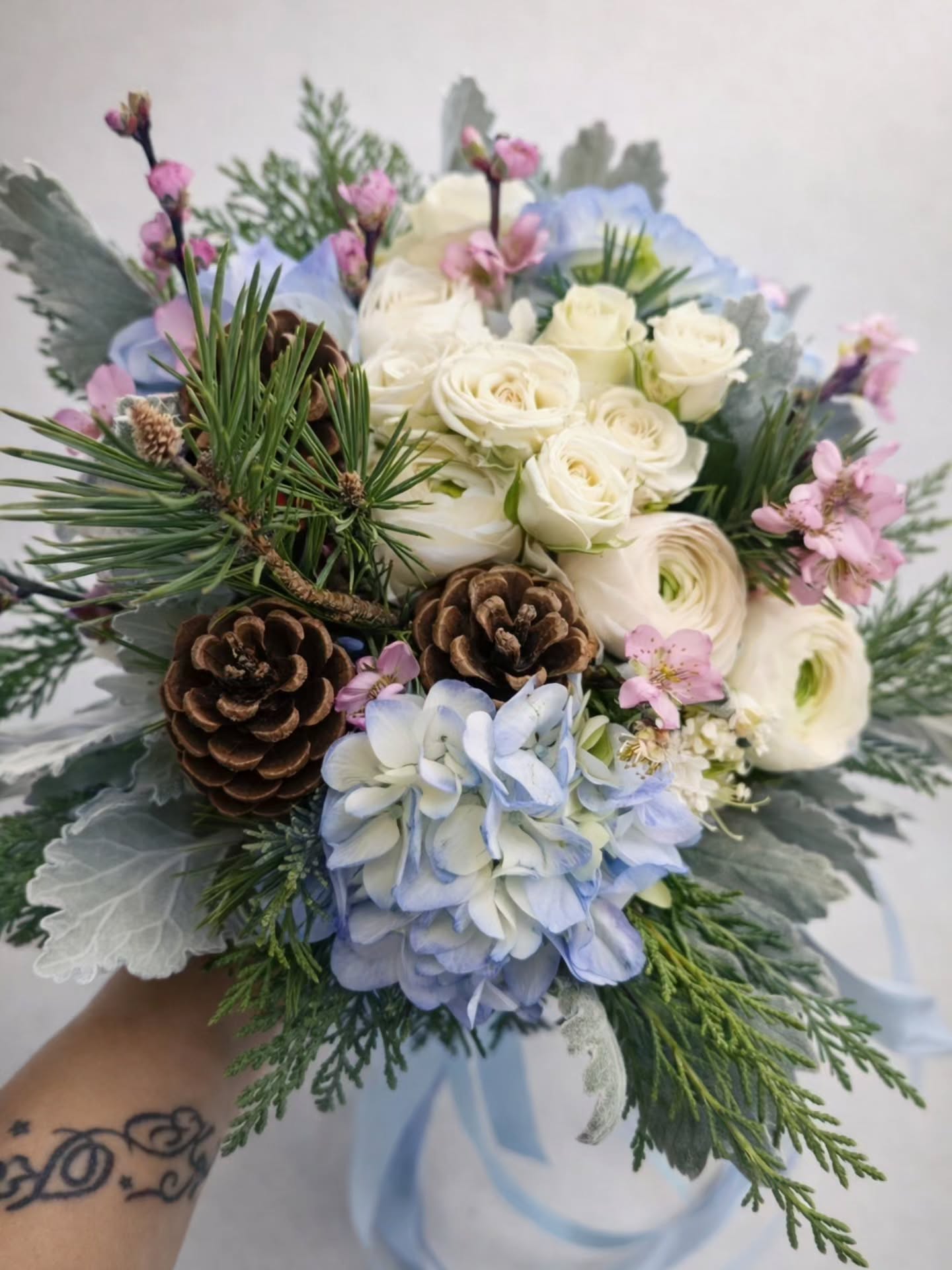 🩷 Wedding day du 14 mars 2026 🩷
La saison est lancée !!! Avec ce beau 1er mariage sur lequel j'ai travaillé plusieurs mois, voire quasi un an ☺️
La 'difficulté' ou plutôt : le challenge ! Était :
Une demande en mariage il y a un an sous les cerisiers du Japon, au Japon. Reproduire cette ambiance. La montagne, la nature, le mont fuji, les cerisiers roses, le ciel bleu...
Ça c'était la première partie, puis vint aussi leur passion : One Piece. Avec en challenge, une table = une île de One piece
Normalement vous devriez les reconnaître si vous connaissez :)
Dans la prochaine publi
Voici la première partie, le cortège , le bouquet de la mariée, mes boutonnières, le bracelet de la mariée pour la soirée 🩷
C'était un honneur de réaliser ce mariage, et une belle relation s'est liée à travers les mails, une confiance ultime nous a été offerte et je souhaite à tous les fleuristes d'avoir des mariés comme ceux que j'ai la chance d'avoir depuis un long moment, particulièrement eux 🩵🩷
Je vous dévoile la suite dans la foulée ☺️ (j'ai déjà 24h de retard et on me réclame les oublis, non mais oh 🤣)
#petalesdemotion
#lachapelledelatour
#fleuriste
#weddingflowers
#mariage