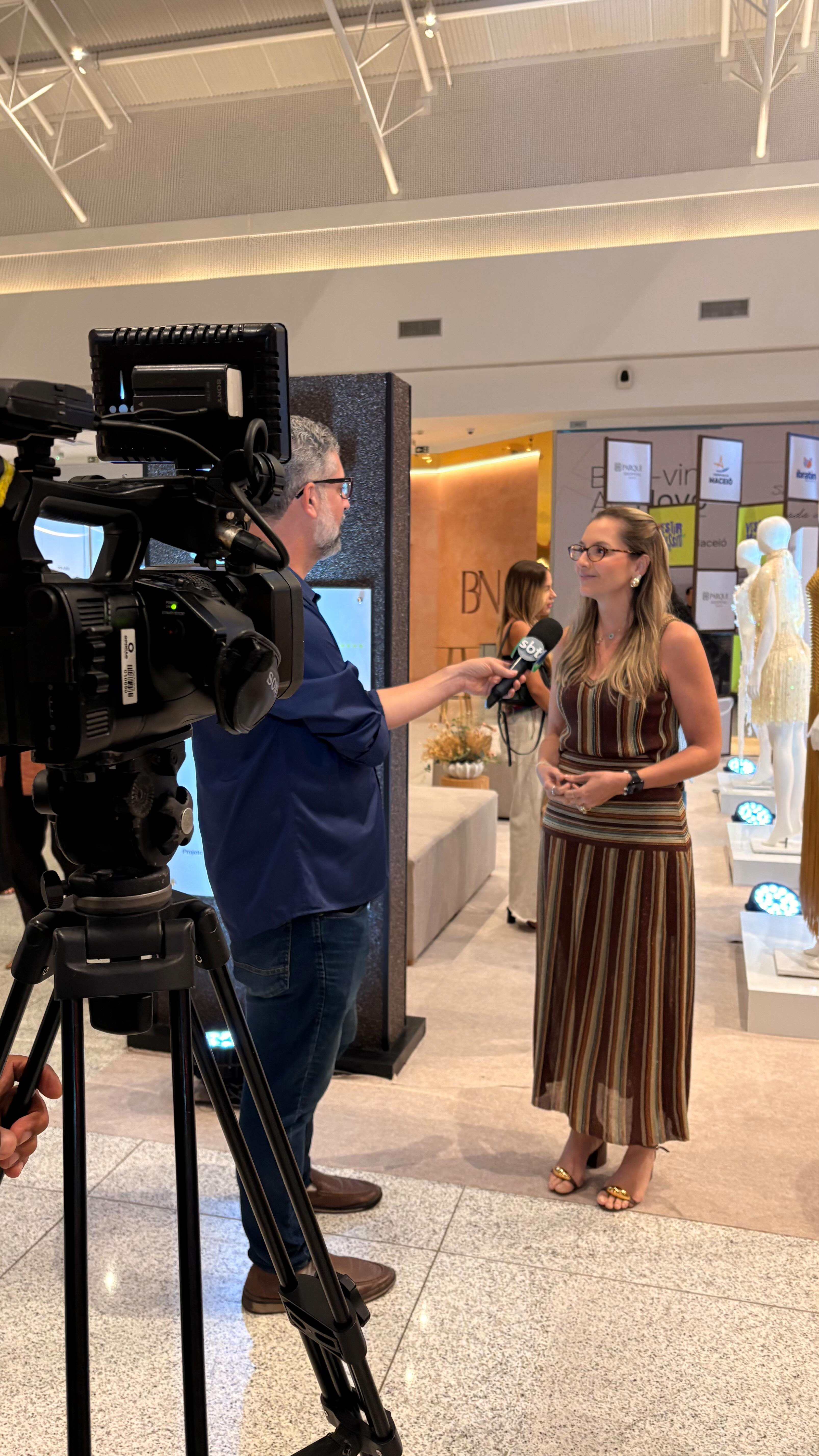Coletiva de Imprensa do lançamento da Exposição Vestir Massayó 2026, no @parqueshoppingmaceio.
Todas as peças expostas são assinadas por artesãs e estilistas de Alagoas e vestiram a primeira-dama, @marina.candia, durante a edição deste ano do Verão Massayó.
Confira os destaques desta ação de nossa Assessoria de Imprensa.
#coletivadeimprensa #algomais #parqueshopping #assessoriadeimprensa