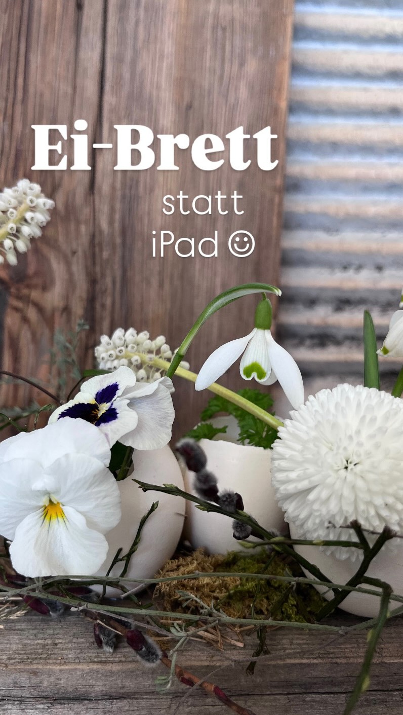 Ei-Brett (statt IPad ) 😁
Ich wollte eine kleine einfache Deko für den Tisch machen, die jetzt zu der Osterzeit gut passt und hab mich mal auf die Suche gemacht, was ich so zu Hause hab.
Ein paar Eierschalen, ein kleines Brett und ein bisschen Gras und Moos aus dem Garten und und los kann’s gehen.
Die ausgewaschene Eierschalen habe ich einfach auf das Brett geklebt mit ein paar Gräser, moos und Zweigen dekoriert. Die Eiervasen sind super wasserdicht und du kannst sie deshalb gut für ein paar Frischblümchen verwenden!
Süß, oder?
Wie gefällt dir die Idee? Ich freu mich über deinen Kommentar!
Hast du zu Hause schon ein bisschen Österlich dekoriert?
Alles Liebe, deine Meli mint
#osterdeko #diy #upcycling #selbermachen #blumenliebe