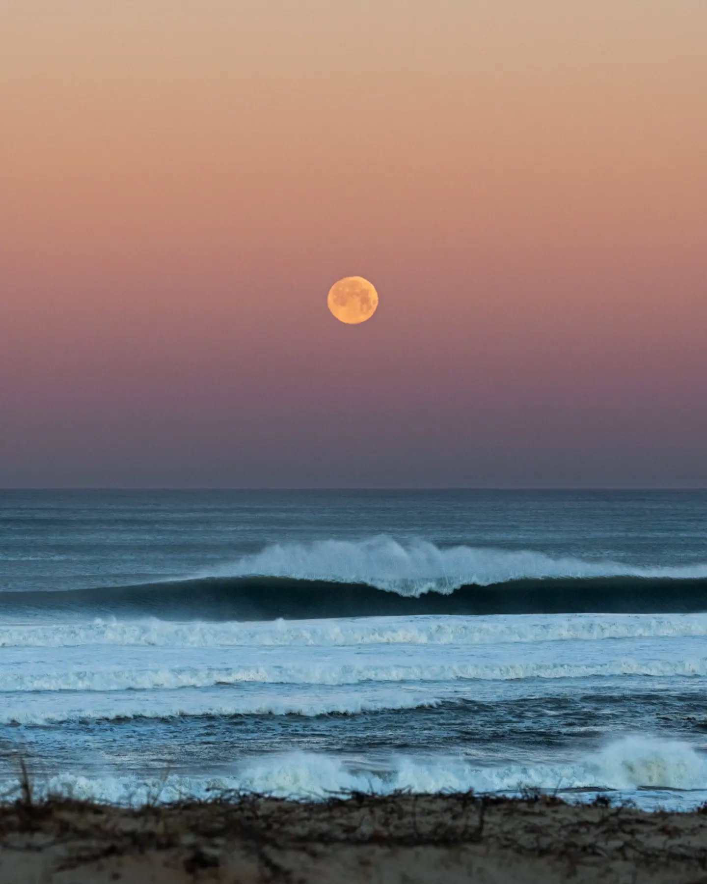 Ce matin, rendez-vous avec la lune... pour changer des sunsets ! #mimizan #mimizanplage #ocean #moon #moonset #moonlight #sunsetphotography #moonlovers #jamaissansocean #ocean #coucherdelune #sunrise #landestourisme #mimizantourisme #surfphotography #biscarosse #contis #hossegor #vieuxboucau #photographelandes #photographemimizan #landes #leslandes #nikon #manonduport