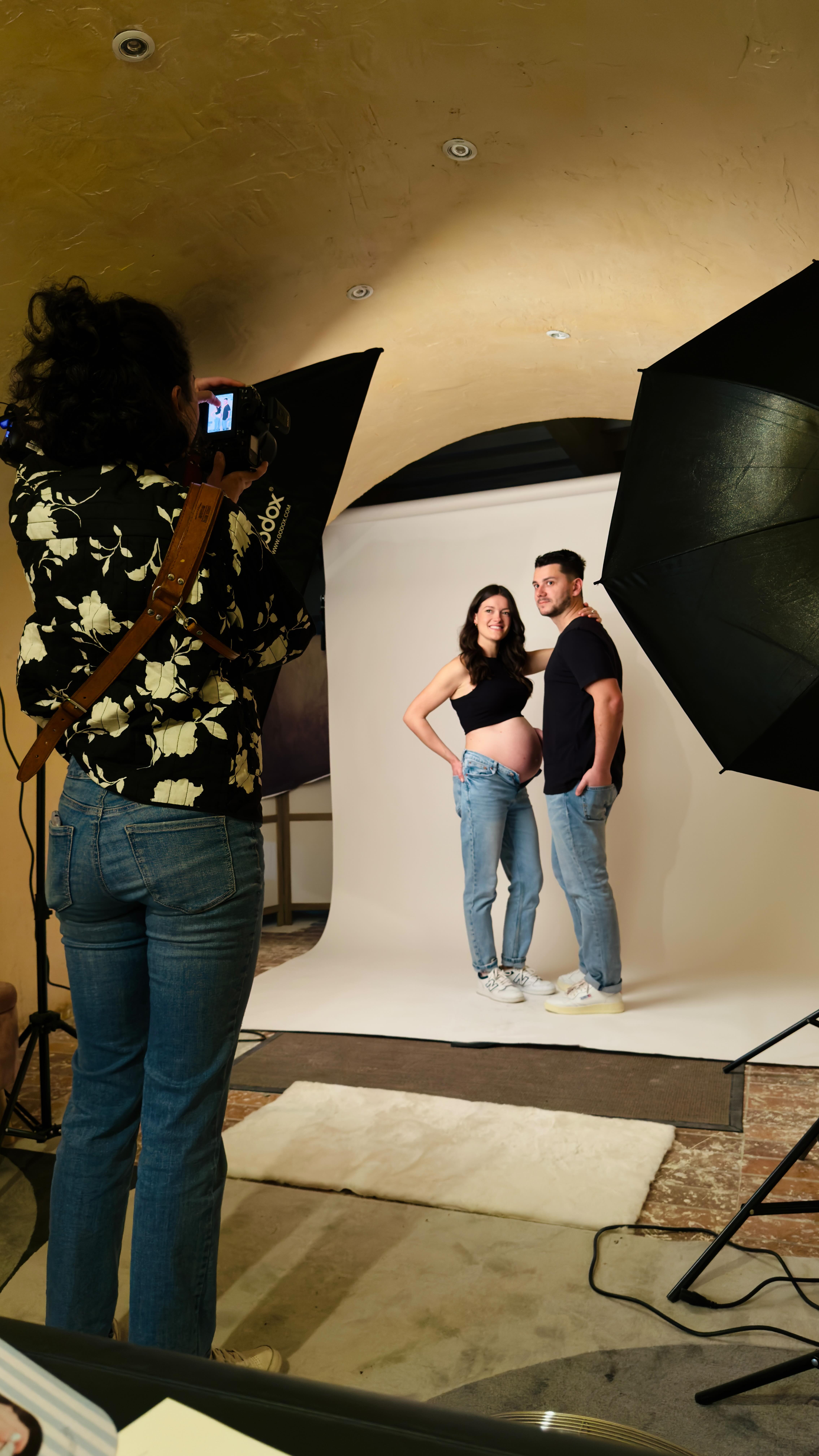 🤍 Des souvenirs pour toujours…
Avant l’arrivée de bébé, prenez le temps de vous arrêter un instant et d’immortaliser cette période si précieuse ! 🥹
Les séances grossesse en studio sont pensées pour capturer l’émotion, la complicité et la beauté de ce moment unique 🫶🏼
💌 Envoyez-moi un message privé pour plus d’informations sur les séances.
📸 Camille Meffre photographe professionnelle
📍 Vaucluse, Provence & partout où vous m’emmènerez
🌸 Contact & infos en bio
👩🏼💻 @lepicurienneenprovence
#photographe
#photographer
#grossesse
#babymama
#shooting