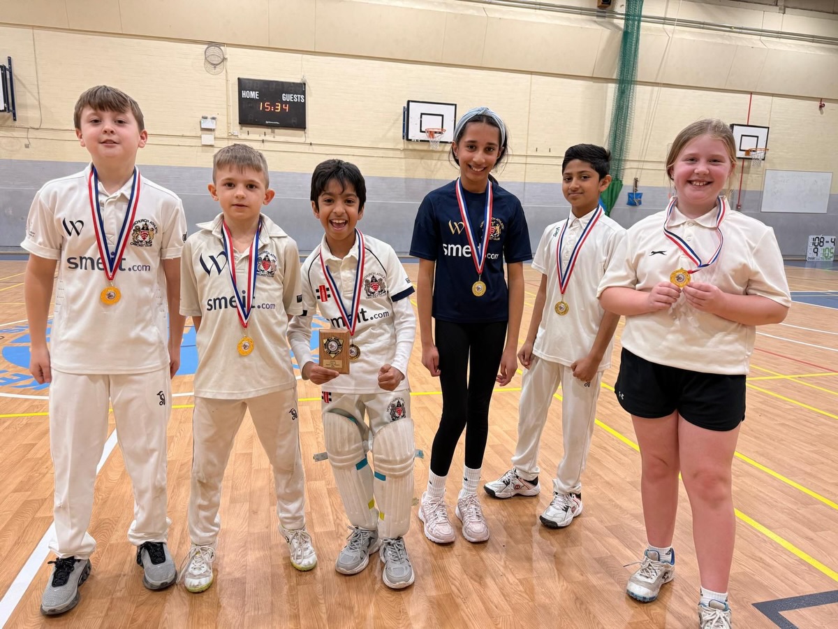 A very successful weekend of indoor cricket.
The u10 boys team secured an indoor Central district league & cup double. The u11 girls matched that with their own double after their cup final against Harold wood. This was followed by the u13 girls winning a close match against Benfleet in their cup final. 👏🏏