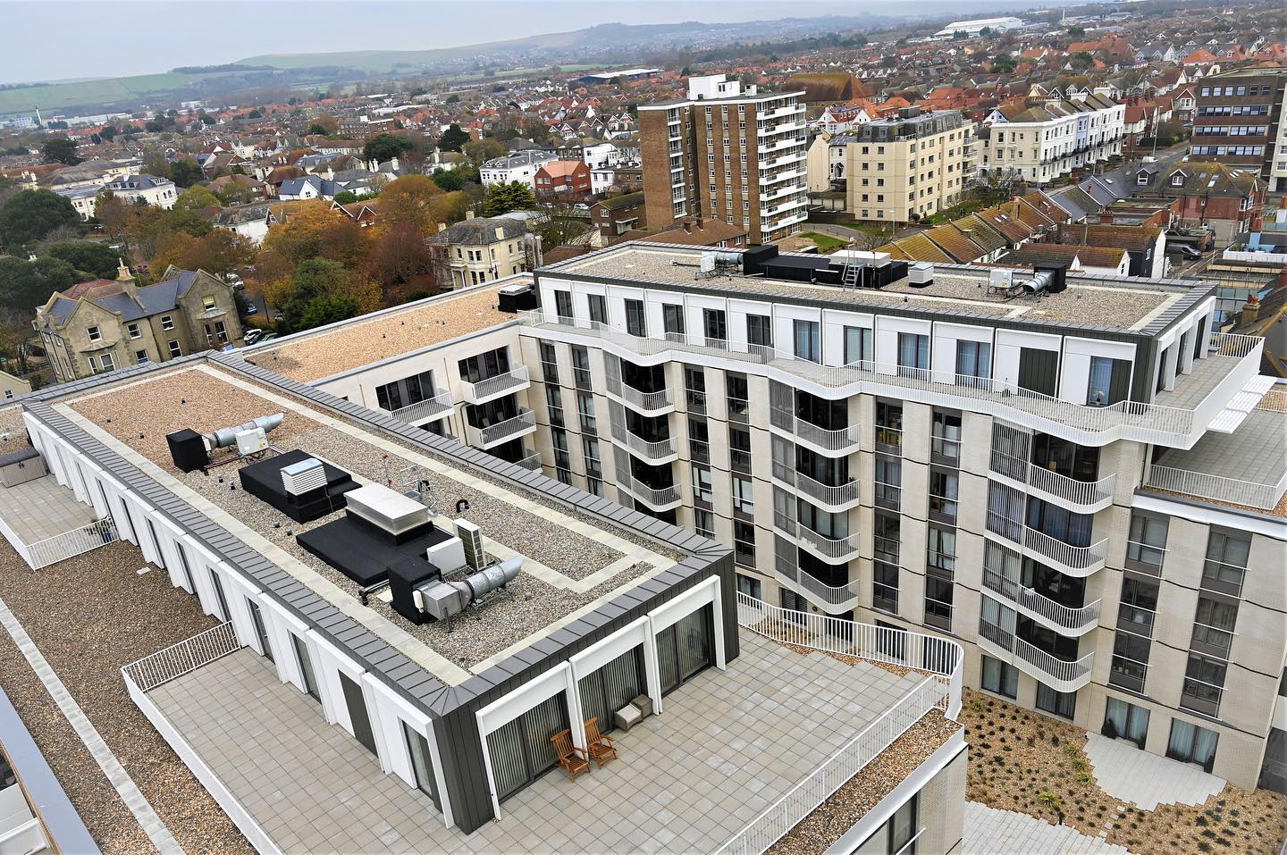 Here’s a look at bayside apartments located on the Brighton coastline.
A fantastic facade package including; 1mm Vm Quartz Strat interlocking panels and standing seam Quartz capping, accompanied by Proteus HR rainscreen panel and pergola framing.
@vmzincuk