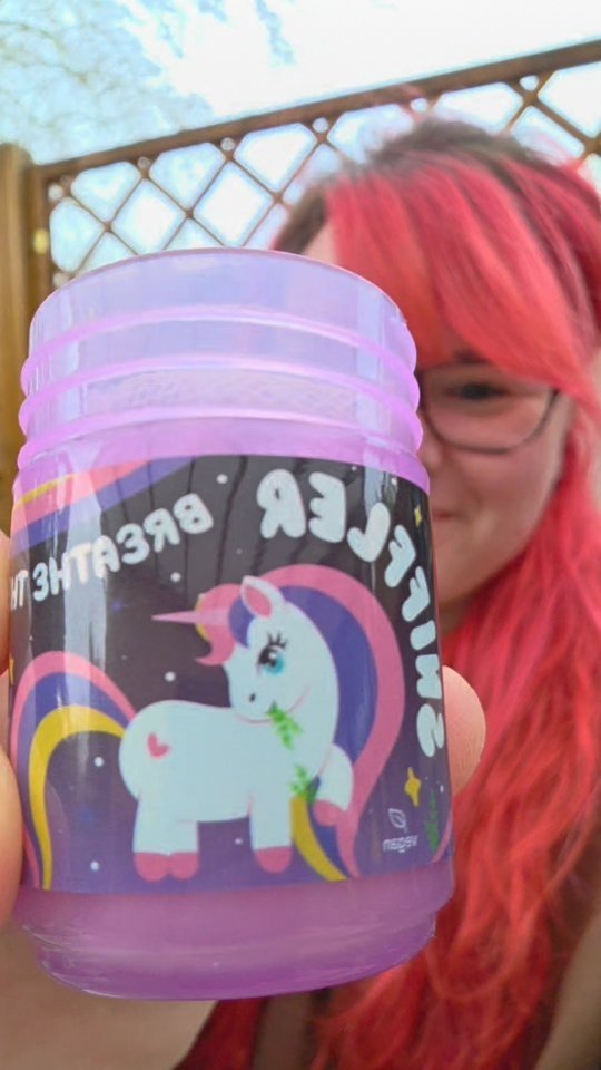 Leben ohne das Teil? Keine Chance ⬇️
Dieser @sniffler.shop geht gerade überall viral.
Ein Atemzug und du fühlst sofort den Kick.
Mehr Fokus.
Mehr Energie.
Mehr Klarheit für deinen Tag.
🌿 100% pflanzlich
💨 klein, aber extrem stark
🦄 Einhorn-Style
Einmal ziehen… und du verstehst den Hype.
➡️ Link in meiner Bio
Spare 10% mit dem Code: CHRISSIONTHEROAD
➡️ Speicher dir dieses Reel für deine Bestellung.
#hamburg #energy #berlin