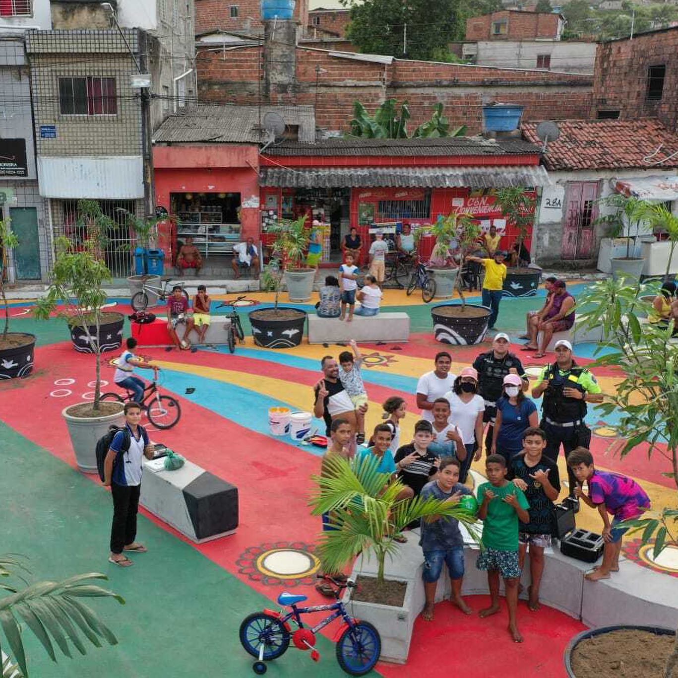 Some playful urban inspiration to kick off 2022! 🌈
A colourful transformation of a street corner in the city of Recife (Brazil) has brought new life to the neighbourhood; creating spaces to gather, play and socialise. The Jardim Monte Verde Plaza was transformed to prioritize pedestrians, creating increased pedestrian-only zones and a maximum speed around at 20mph. The design includes playful graphics painted on the street, urban furniture, rubbish bins and street lighting which create a welcoming and warm environments for everyone to gather.
.
An amazing example of how combined art and urban design can transform a neighbourhood providing much joy and sense of belonging for a community. 💙💜💛💚
📷 Iggor Gomes (drone footage)
📷 Rodolfo Loepert / PCR
Location: Recife, Brazil
