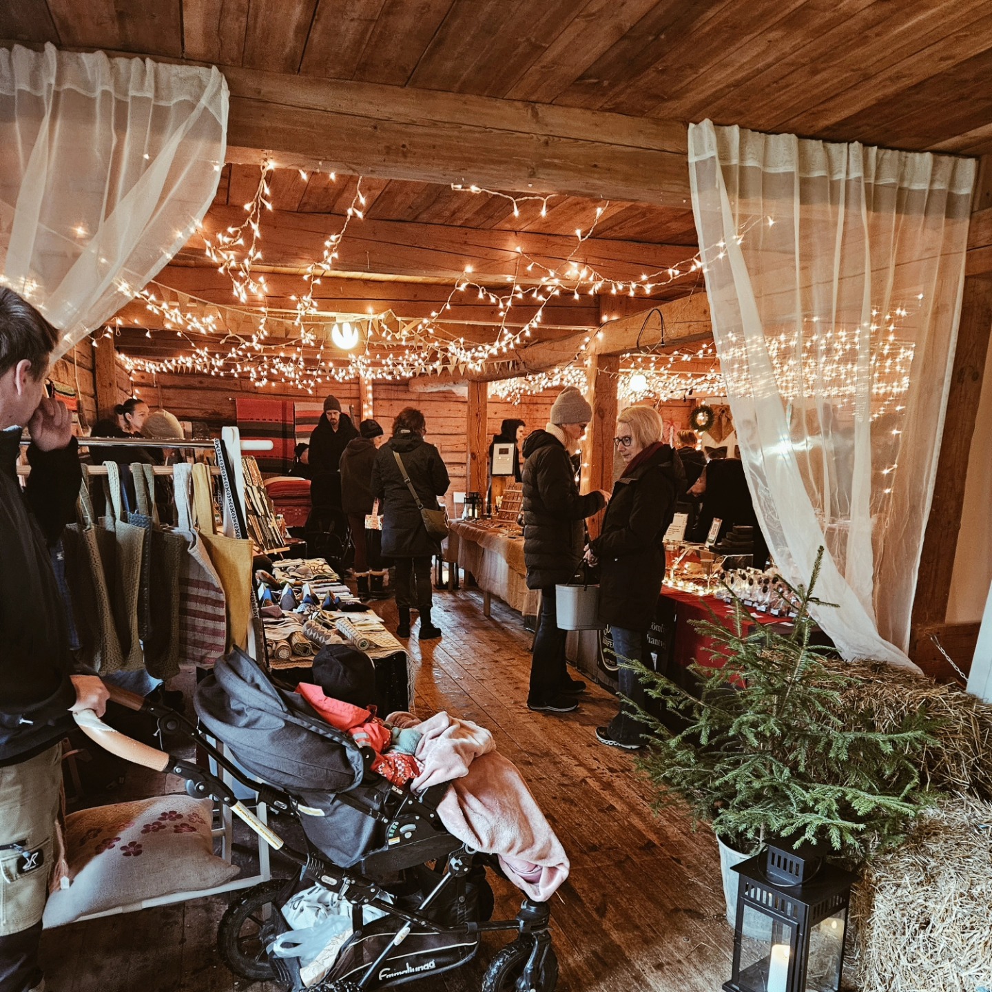 För en dryg vecka sen var det julmarknad här på Vassbo, vårt första år som medarrangör 🎄 Och OJ vilken dag det blev! ✨️✨️✨️✨️✨️✨️
Först och främst TACK till @vassbogardsbutik som ville göra det här med oss! ❤️
Ett stort tack till alla er som besökte Vassbo under vår julmarknad! Otroligt att det var så många som ville komma för lite julstämning hos oss 🥰 trots det lite trista vädret 😚
Och självklart ett enormt tack till alla som var med och bidrog till glädje och värme under dagen och gjorde att vi kunde genomföra marknaden 🐴🔥🎅🚜🎶
Sist men inte minst, tusen tusen tack till alla fantastiska försäljare! Ingen marknad utan er 🫶🏼
Listan med idéer inför nästa år är redan lång, så vi hoppas vi ses då igen ❣️ #vassbojulmarknad
.
.
.
#marknadvassbo #julidalarna #julmarknad2024 #julmarknaddalarna #vassbologiochevent #vassbogårdsbutik #magasinetvassbo #vassbovandrarhem #stfturist #visitdalarna #julpåvassbo