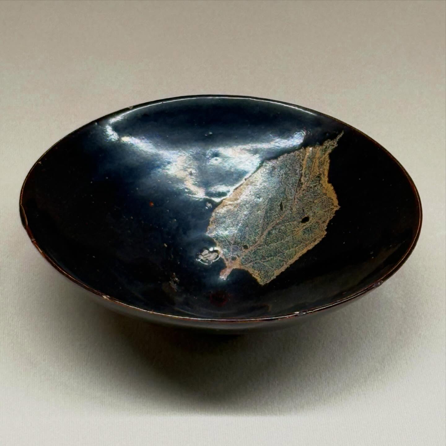 TEA BOWL Tenmoku glaze with leaf design
Southern Song dynasty, 12th-13th century / Jizhou ware @moco_press