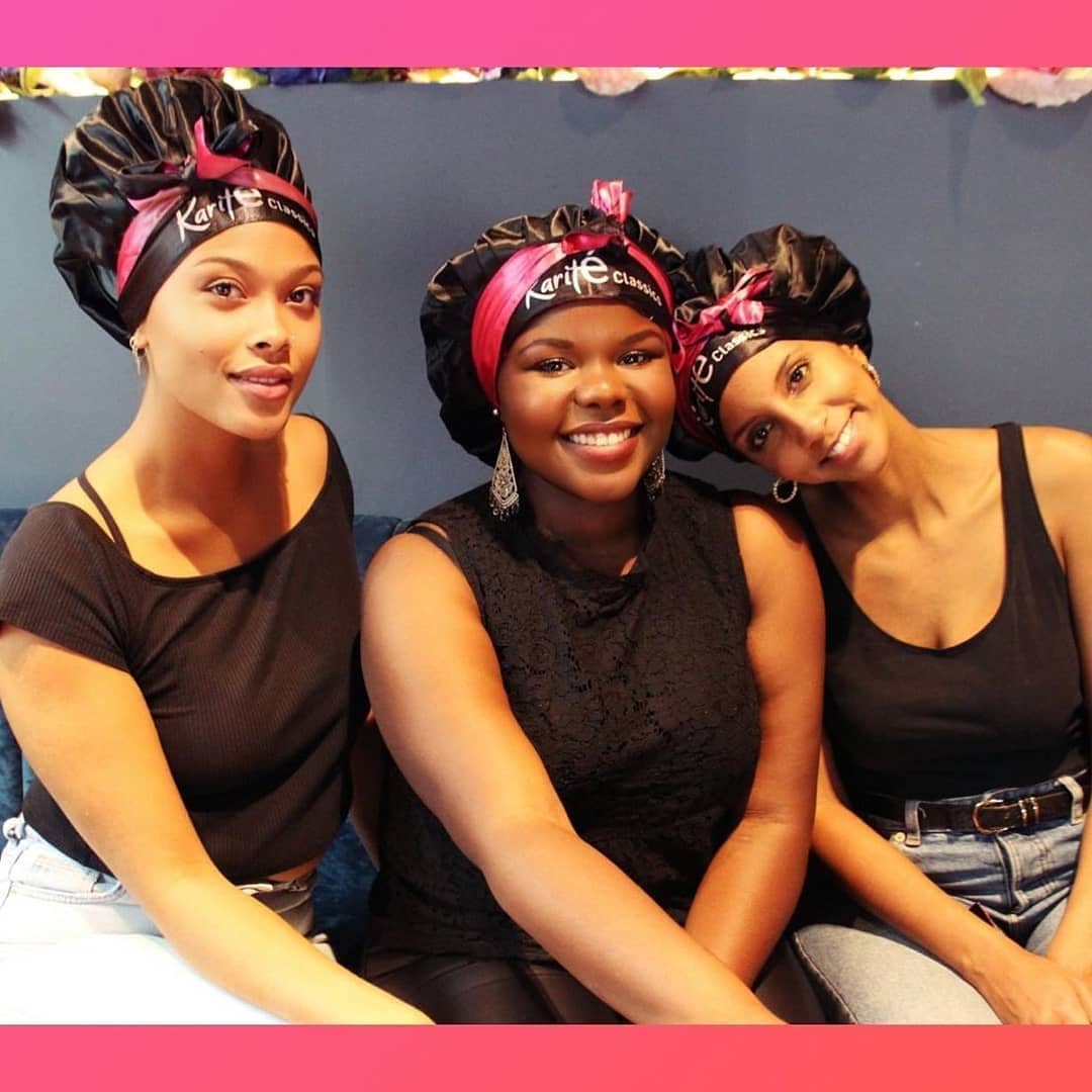 Unsere Satin Bonnet zum Zubinden (jetzt auch mit Gummizug!) sind wieder erhältlich! 😍❤ Wir haben die Lösung für das Problem gefunden, das wir alle leider nur allzu gut kennen!!!🙈 Man geht abends MIT Satin Bonnet ins Bett und wacht (jedes Mal) morgens OHNE Satin Bonnet wieder auf. Ein Trauerspiel... Mit unseren 💗Sweet Dreams Satin Bonnets💗 hat das nun endlich ein Ende!
Aber warum ist es denn eigentlich so wichtig für uns Curly➰ und Kinky➿ Girls nachts ein Satin Bonnet zu tragen? 🤔
👉🏽Das Satin Bonnet verhindert, dass deine Baumwoll-Bettwäsche deinen (Afro-)Locken Feuchtigkeit entzieht. Feuchtigkeit, für die Curly und Kinky Girls ohnehin hart arbeiten müssen
👉🏽Das Satin Bonnet dient als Schutz für deine Haare. Es verhindert, dass während der Nachtruhe Reibung zwischen deinen Locken und der Bettwäsche entsteht. So kann Haarbruch, Spliss, Frizz und lästiges Verknoten der Haare verhindert werden
👉🏽Auch Styles, wie Box Braids, Cornrows, Twists etc. halten sich länger, wenn sie vor Reibung geschützt werden. Ihr werdet merken, dass auch euer Schlaf viel erholsamer ist, wenn eure Braided Hairstyles im Satin Bonnet "aufgeräumt" sind.
⭐⭐Die Bonnets sind AB SOFORT bei all unseren Workshops erhältlich! UND natürlich, wie alle anderen #kariteclassicsproducts, auch per DM bestellbar 💌! Also greift zu, solange der Vorrat reicht⭐⭐
Follow @karite_classics für mer Natural Hair Content 💗
#satinbonnet #afrodeutsch #curlyhairproducts #curlsrock #silkybonnet #afro #afrolocken #afrohaare #haarpflege #lockenpflege