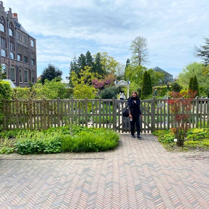 De plantentuin van de Universiteit van Leiden - een mooi staaltje gecultiveerde natuur - waar we spraken met filosoof Norbert Peeters.
Hij is thuis in de wereld van planten en noemt zichzelf 'botanisch filosoof', maar is daarnaast ook wildernis-denker. In 2021 schreef hij met "Wildernisvernis. Een filosoof in het Vondelpark" een kritische reflectie over de hedendaagse herwilderingstrend.
Wij spraken met Norbert over rewilding, de (on)mogelijkheid om natuur te de-domesticeren, tuinstijlen, en het aloude wildernisverlangen van de mens. Vanaf zondag te beluisteren in een nieuwe aflevering van onze #podcast Wildernissen!
@norbertbotanischfilosoof
@hannesdelanoeije1
@lindedevroey
#wildernissen #filosofie #tuin