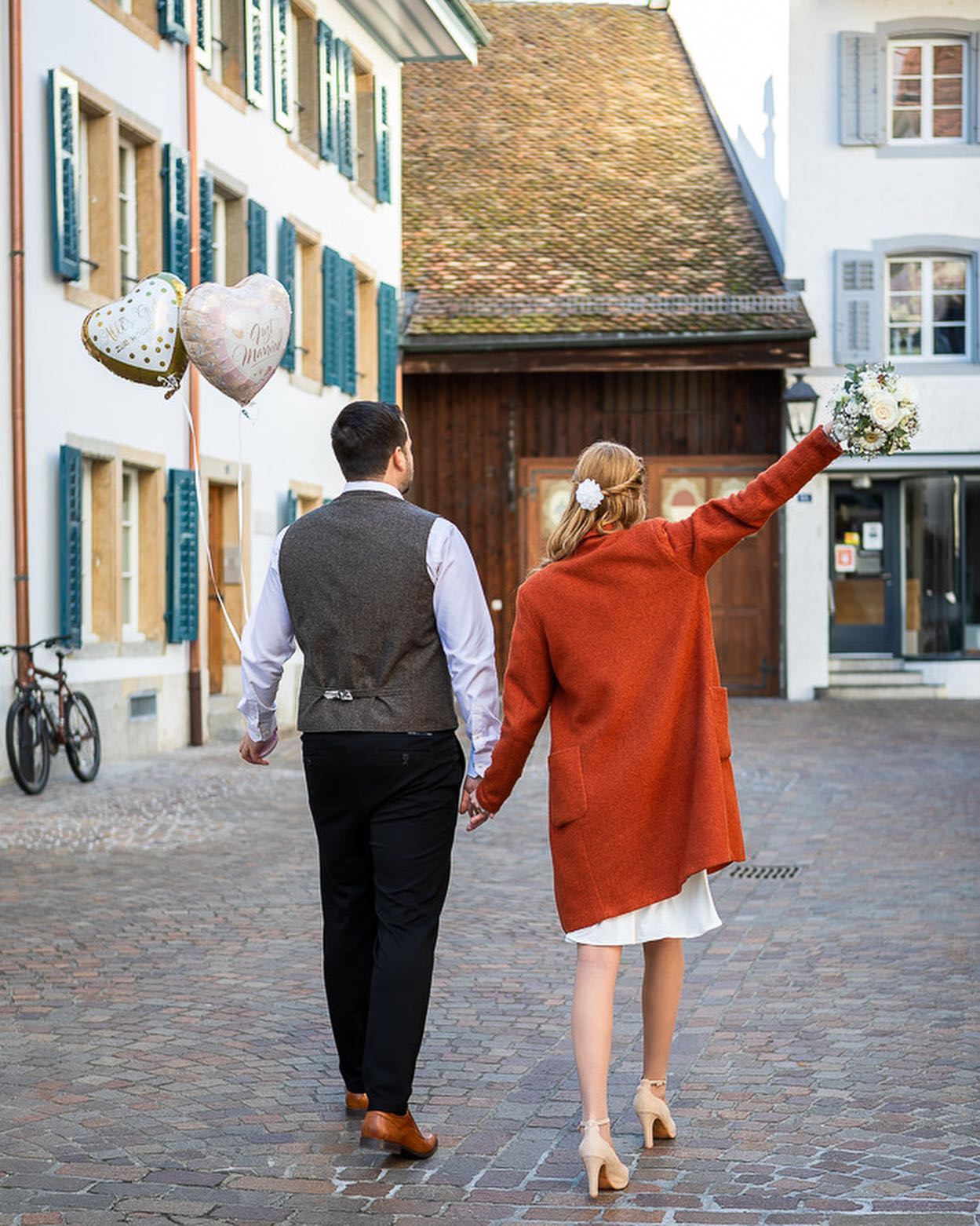 …wenn freunde Heiraten, geht das uns besonders nah. Danke für euer unfassbar grosses Vertrauen.
#mannundfrau #hochzeit2022 #standesamt #altstadt #olten #winterhochzeit #saisonstart #babybauch #trauringe #luftballons