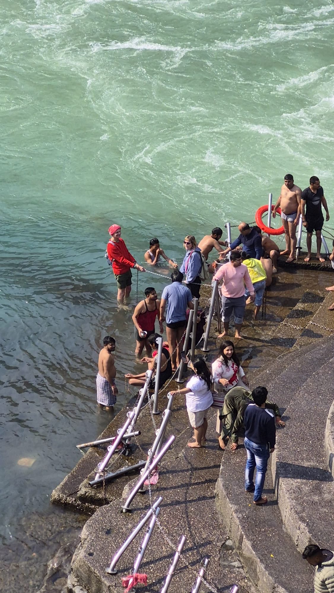 Le Gange 🌊 une fréquence de paix intérieure
À Devprayag, le murmure des confluents nous enseigne le silence. Chanter au bord du Gange au coucher du soleil est une expérience qui transforme : la vibration du son rencontre la puissance de l’eau, rendant la méditation accessible à tous. 🌅🙏
✨ Prochaine escale ✨Mercredi Le 25 mars !
Rejoignez-nous pour une séance de ✨Yoga du Son Spécial Navaratri. Un voyage vibratoire et méditatif au cœur de l’Inde pour célébrer le printemps et réveiller votre énergie intérieure.
🔗 Infos et réservations sur notre site www.sounyoga.fr
Au plaisir de vous accueillir !
#YogaduSon #Gang #devprayag #navaratri