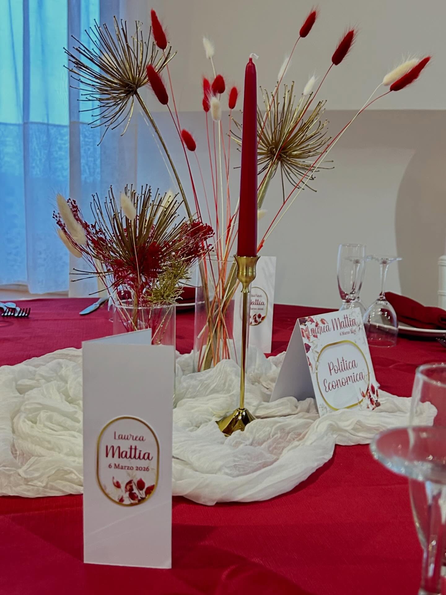 Rosso intenso e riflessi d’oro per un allestimento che parla di traguardi, sogni e futuro.
Agapanthus dorati e pennacchi soffici creano movimento, luce ed eleganza in ogni dettaglio.
Un racconto visivo pensato per emozionare ✨
#GraficaEmozionale #lauratojagrafichepereventi #AllestimentiCreativi #ProgettiSuMisura #PaperDesign DettagliCheParlano